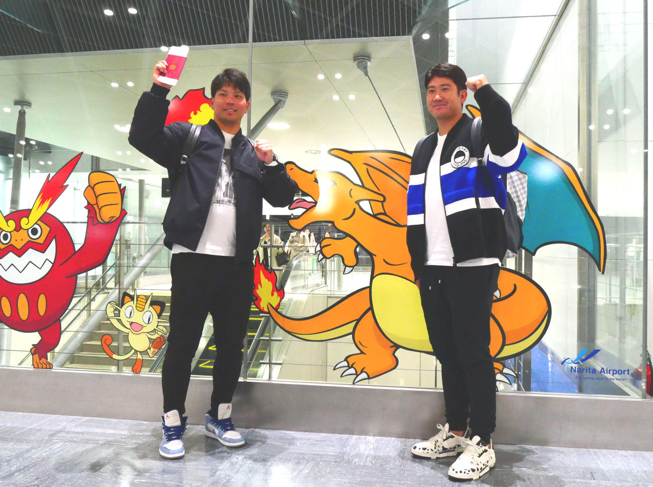 ハワイへ自主トレ出発前に笑顔を見せる巨人大城卓（左）と菅野（撮影・上田悠太）