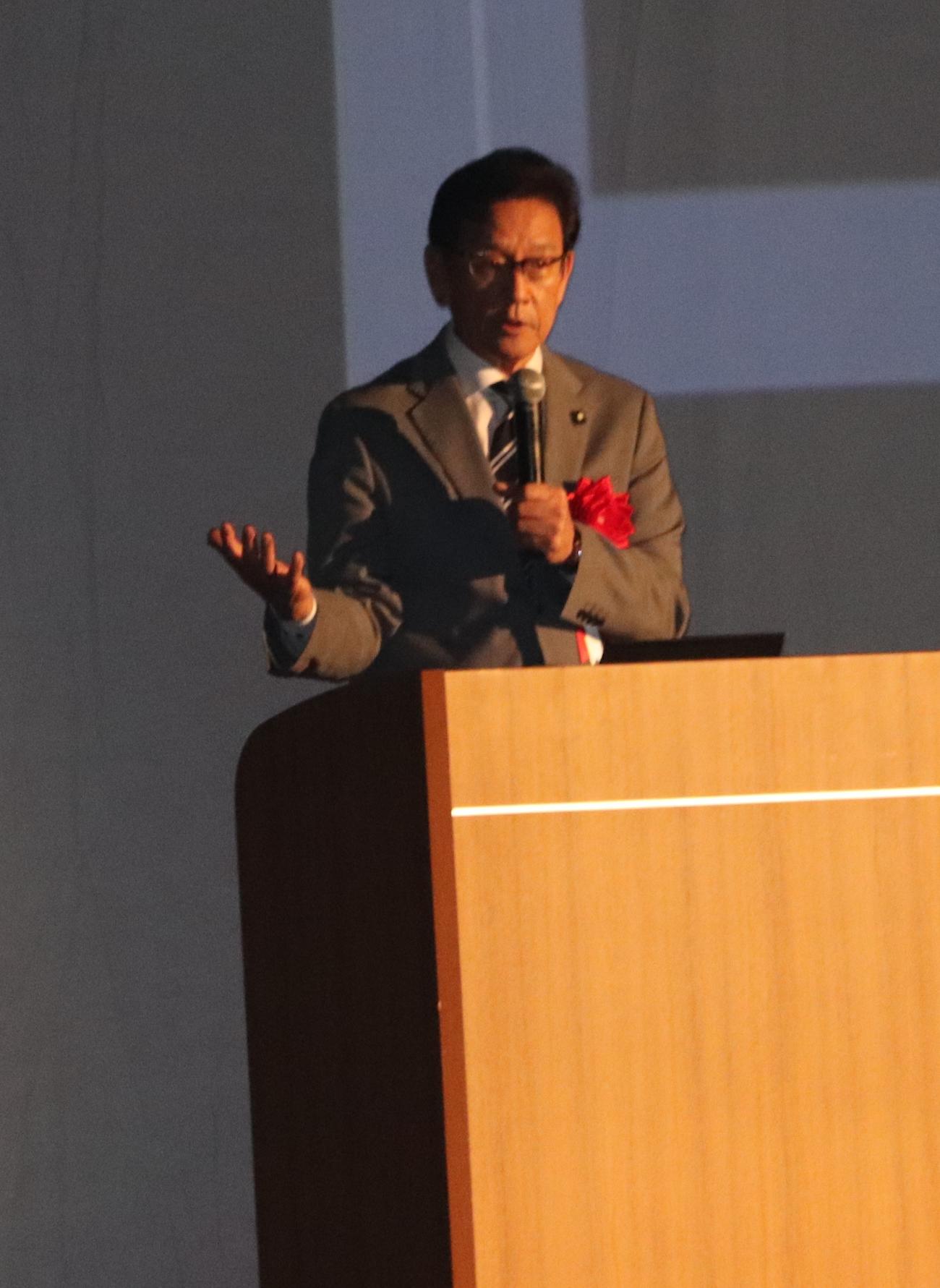 大谷翔平の母校・花巻東高が主催する講演会で話す栗山氏（撮影・古川真弥）