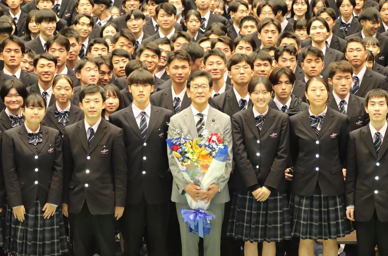 講演を終え、生徒たちと記念撮影に納まる栗山氏（前列中）（撮影・古川真弥）