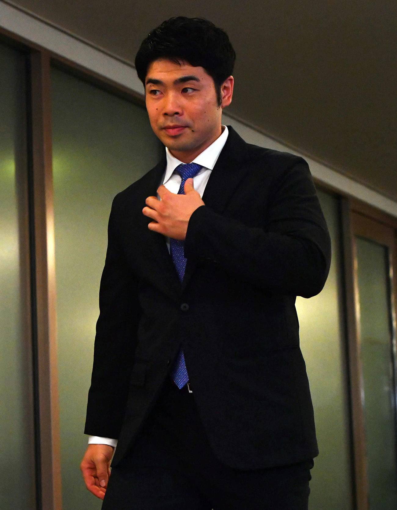 契約更改を終えて会見場に入る近藤（撮影・岩下翔太）