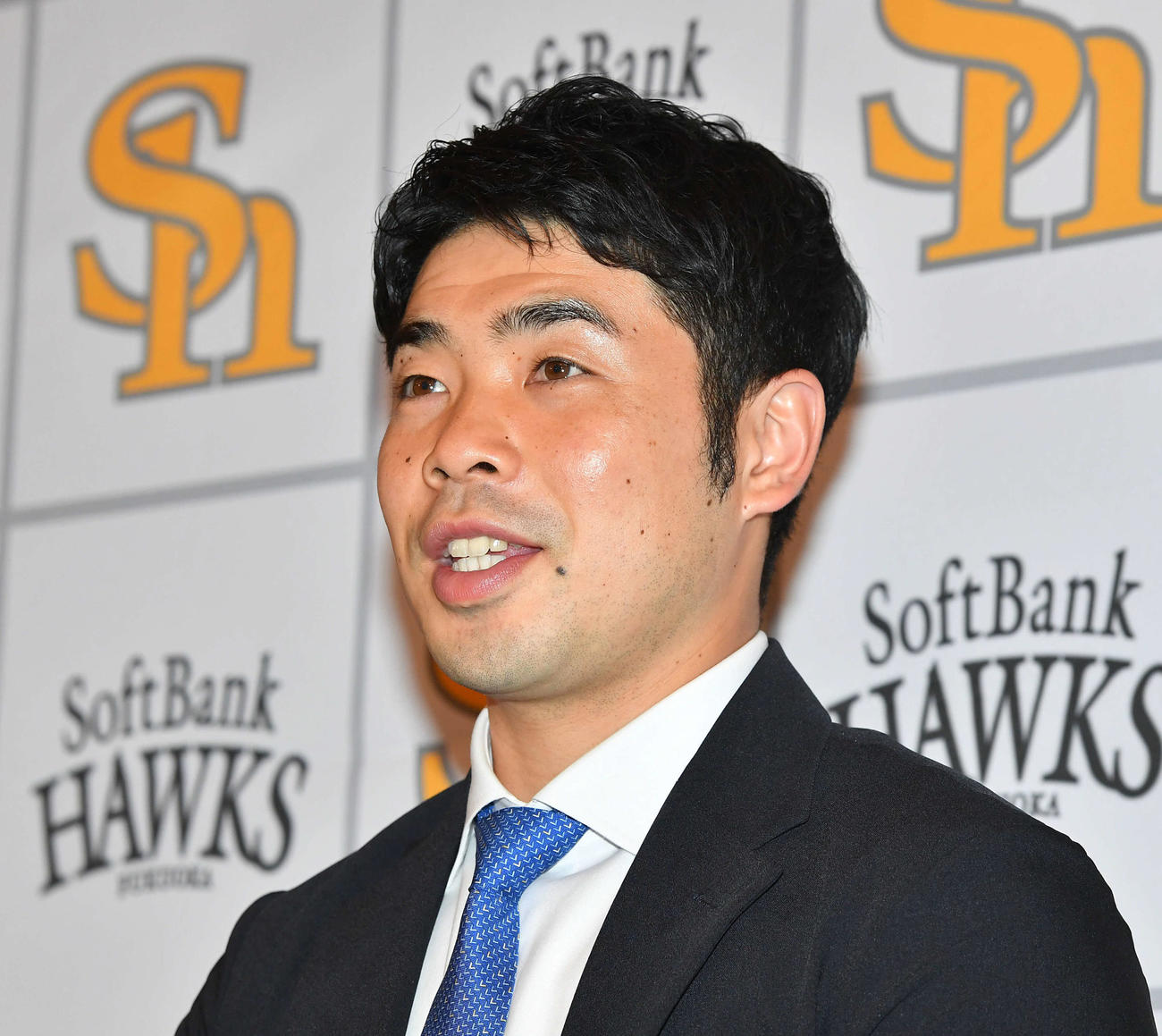 契約更改を終えて会見を行う近藤（撮影・岩下翔太）