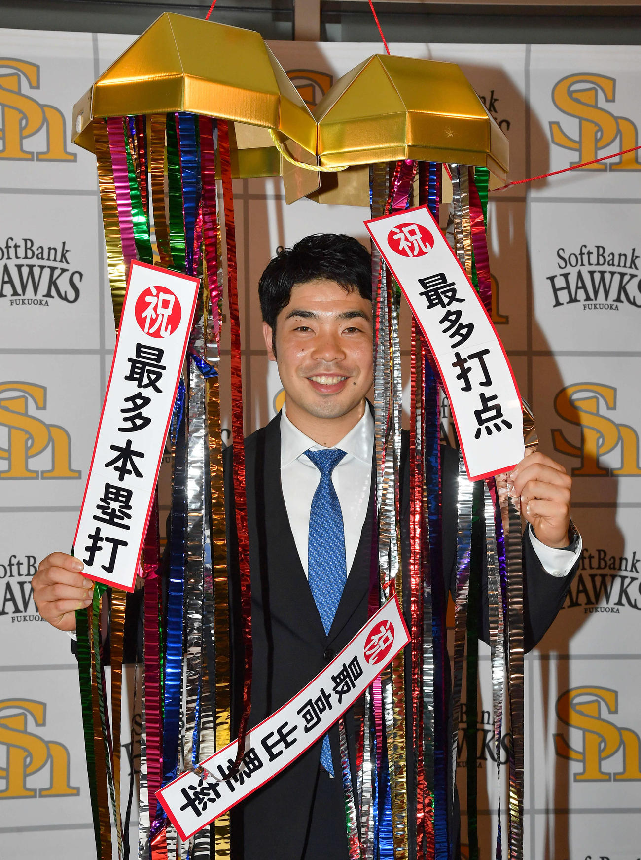 打撃タイトル3冠に輝いた近藤は契約更改を終えて笑顔を見せる（撮影・岩下翔太）