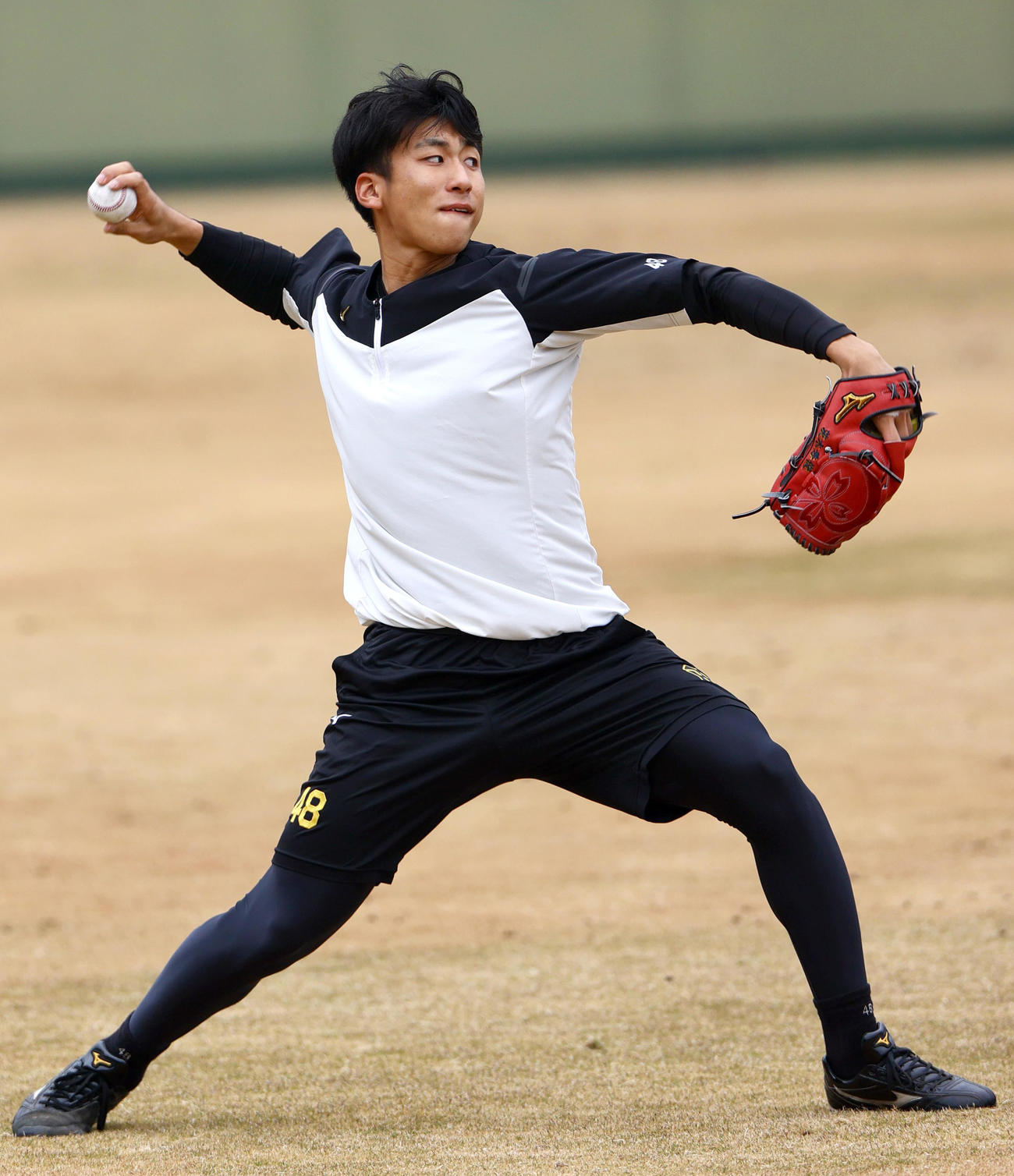 鳴尾浜でキャッチボールする阪神茨木（撮影・上山淳一）
