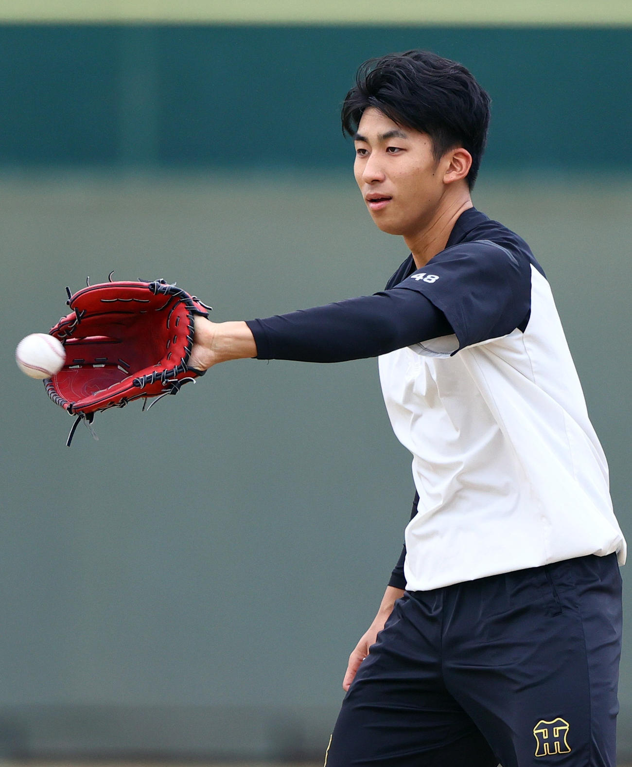鳴尾浜でキャッチボールする阪神茨木（撮影・上山淳一）