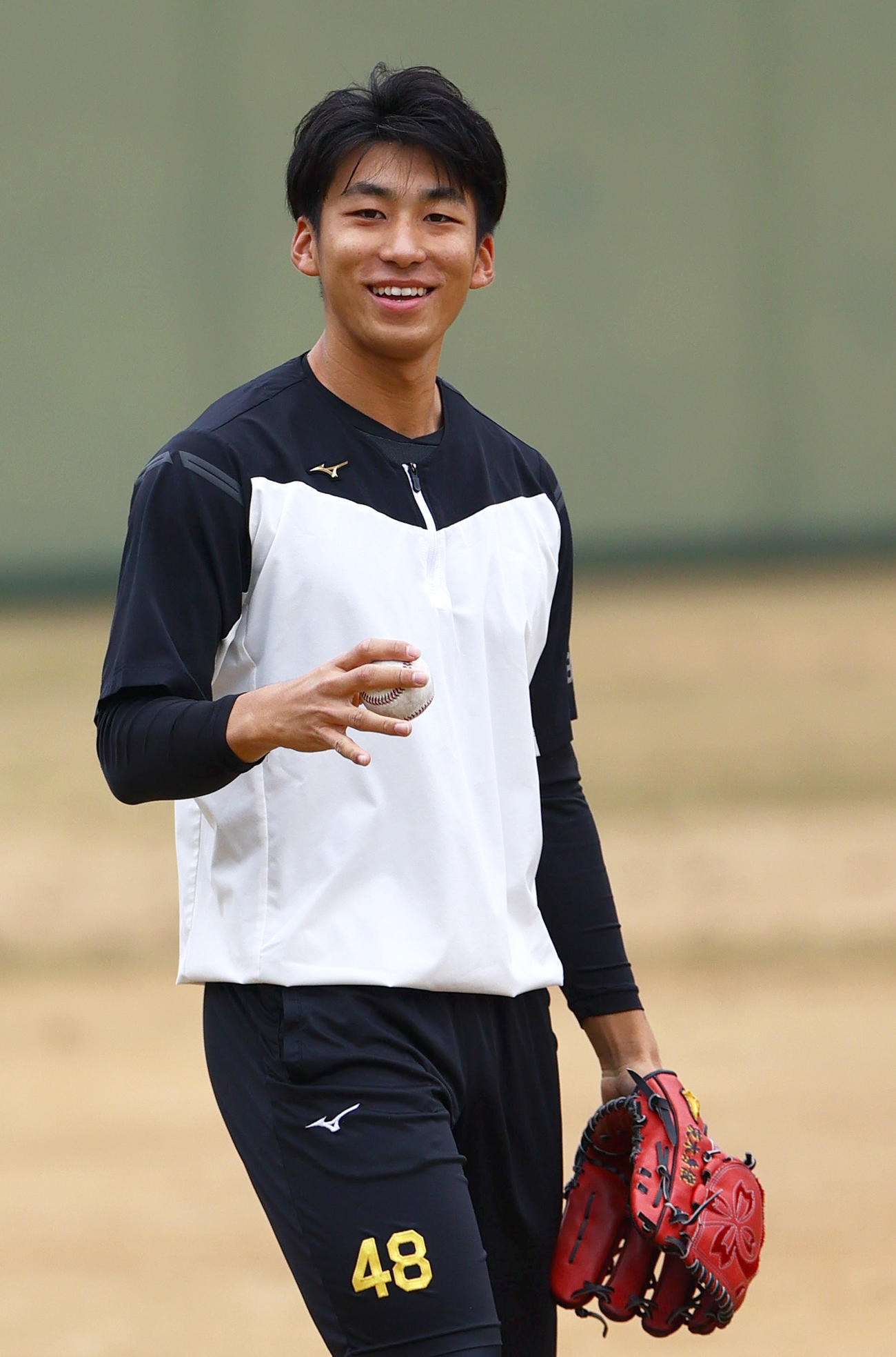 鳴尾浜で自主トレに励む阪神茨木（撮影・上山淳一）