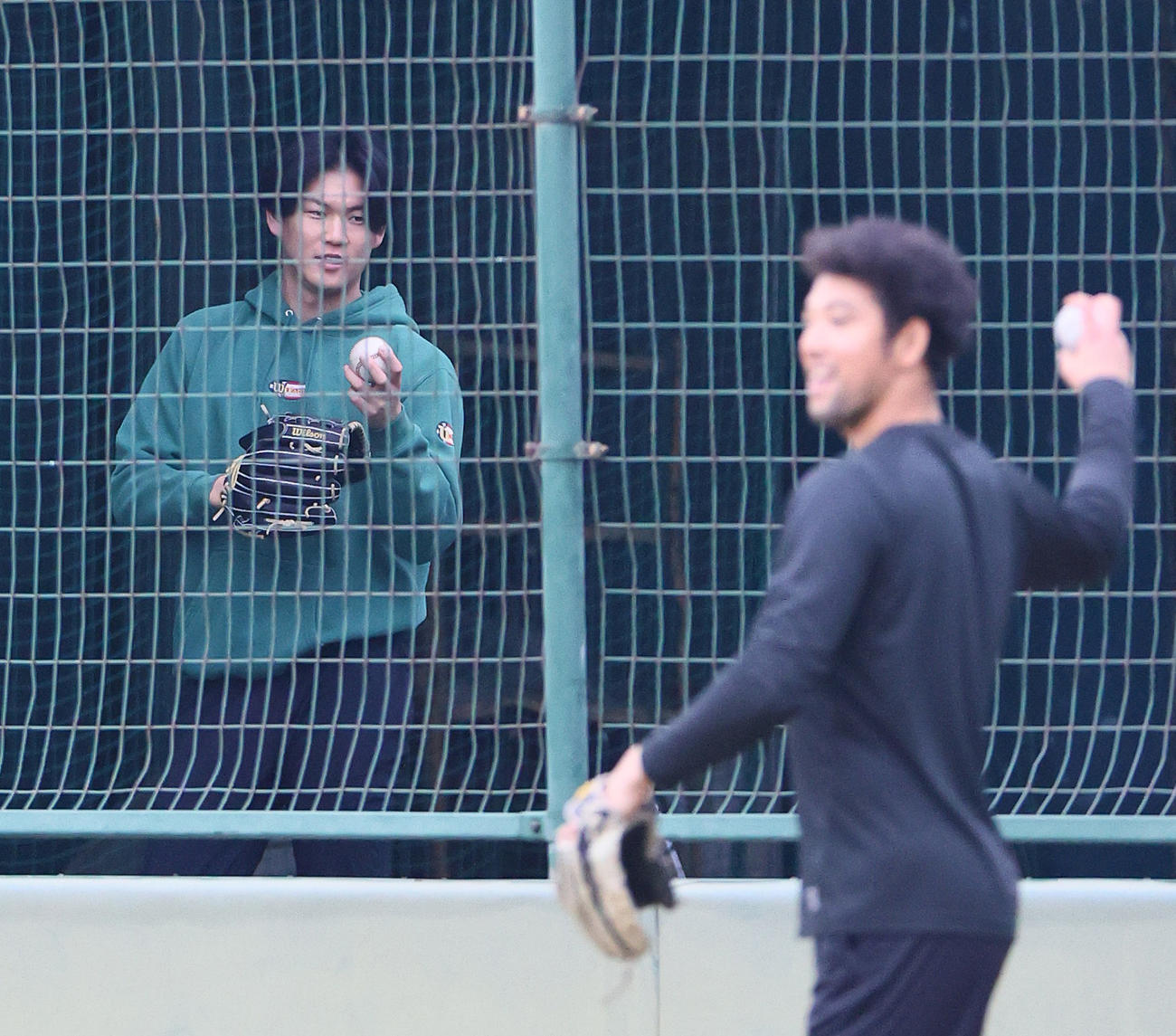 鳴尾浜で自主トレする阪神及川。手前は阪神加治屋（撮影・上山淳一）