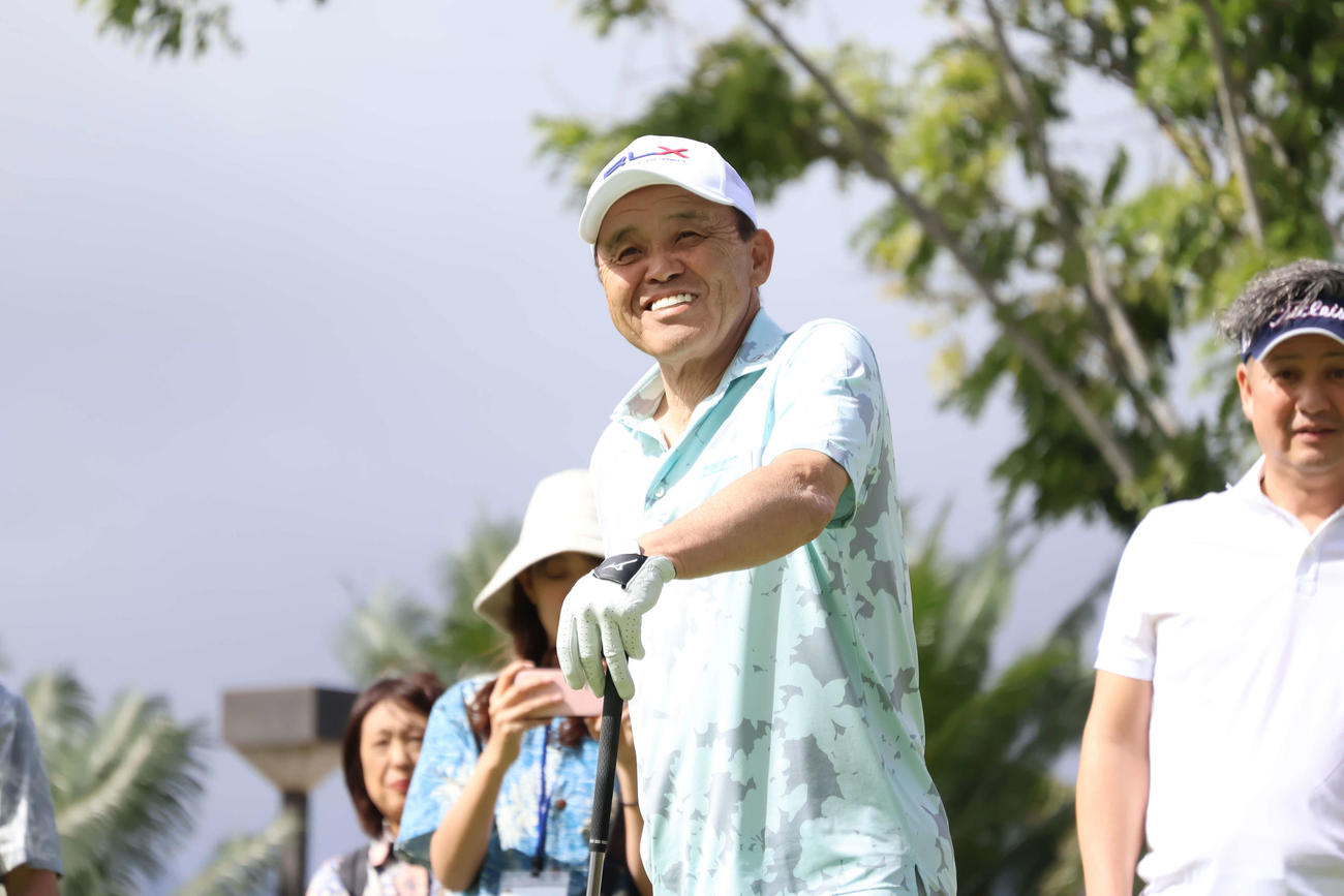 球団ゴルフコンペで笑顔をみせる阪神岡田監督（撮影・古財稜明）
