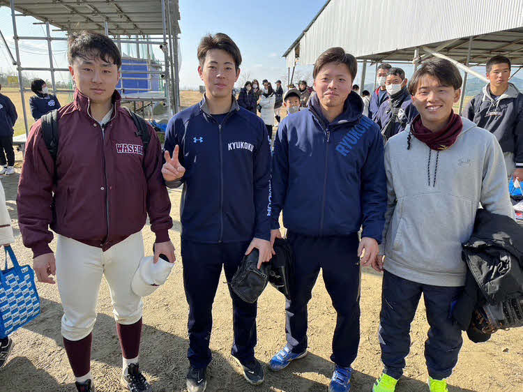 青学大3年の冬、育ててもらった宝塚ボーイズの練習を訪れた下村（左から2人目）。左端は伊藤さん、右端は島上さん（友人提供）
