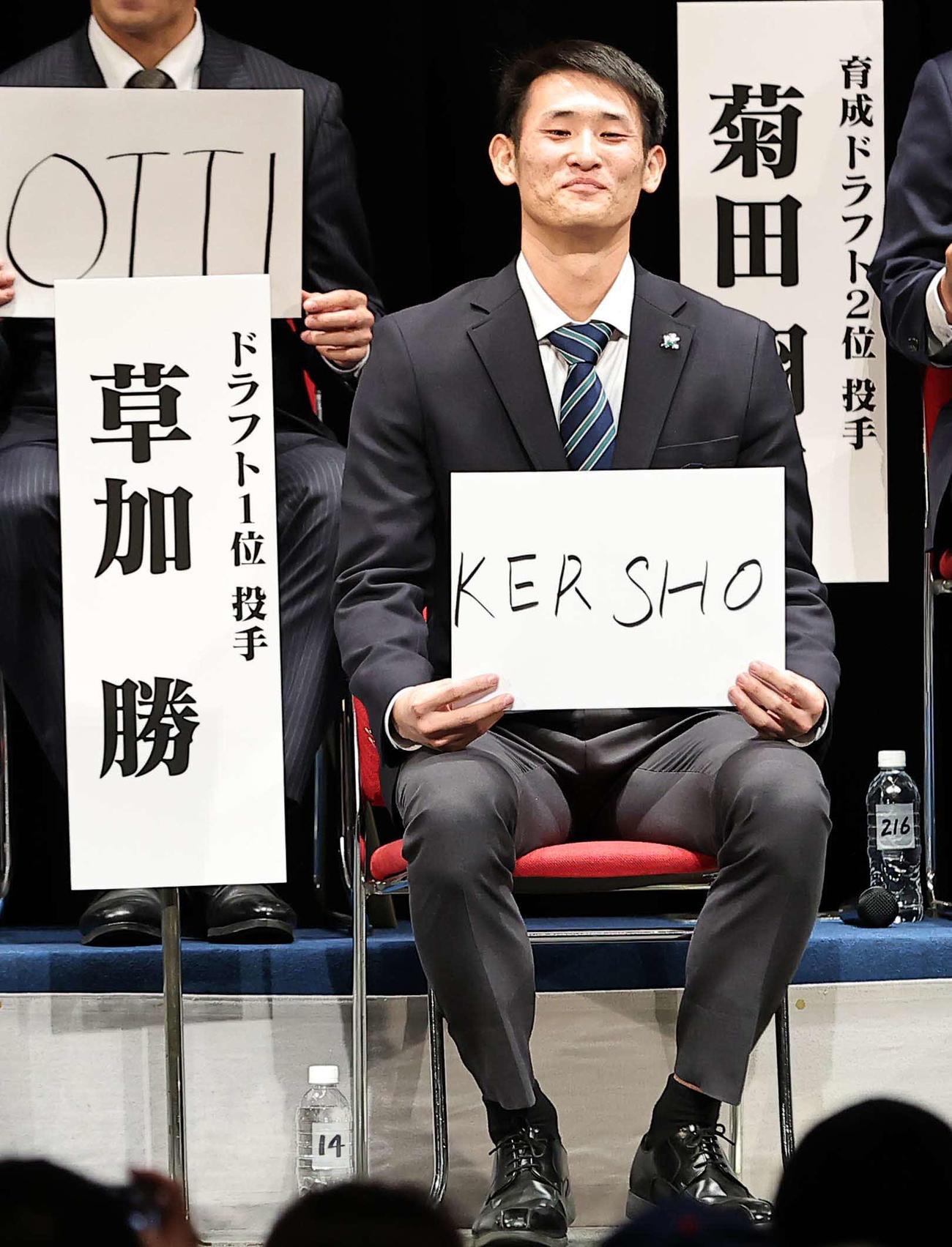 歓迎会でニックネームを披露する中日ドラフト1位草加（撮影・上田博志）