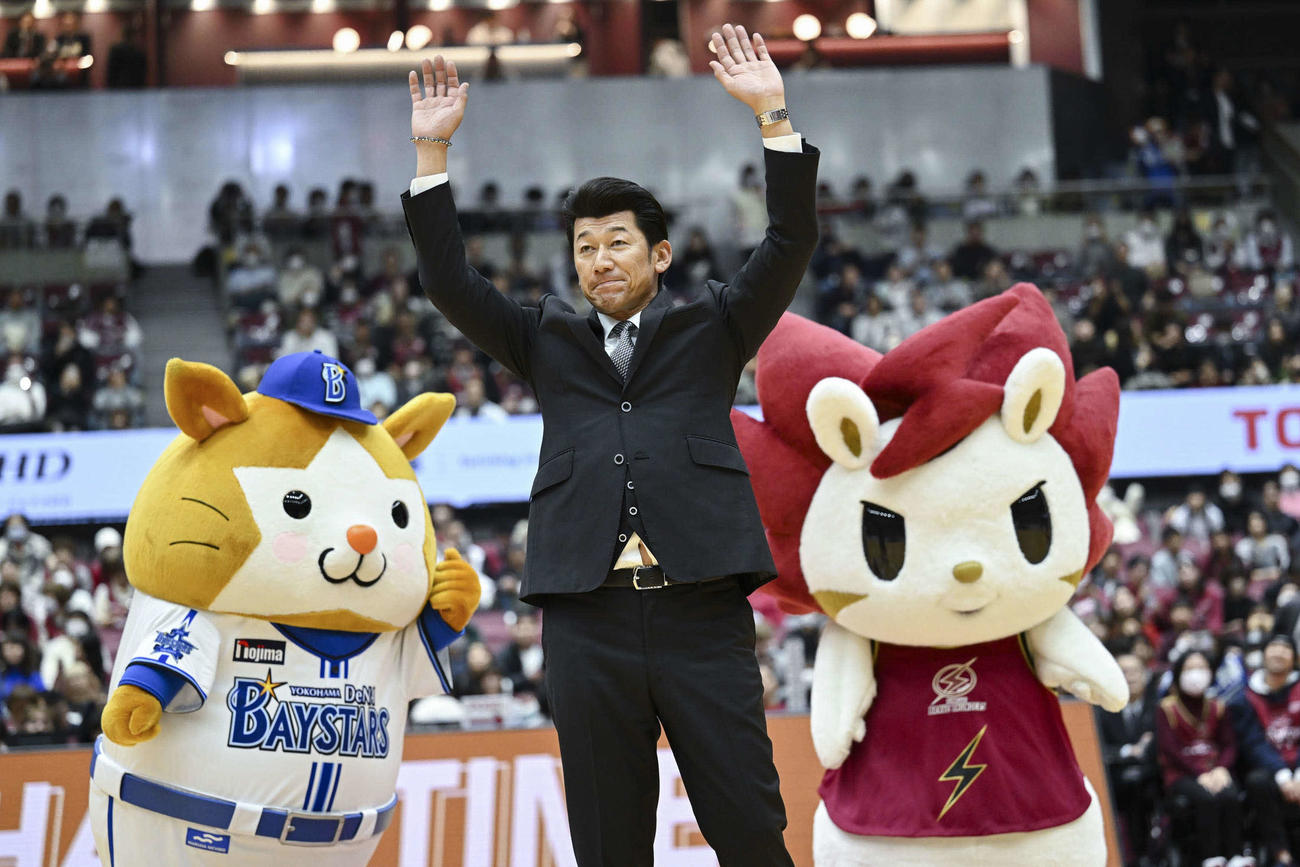 スペシャルゲストとして、バスケットボール男子Bリーグの川崎－北海道戦を観戦したDeNA三浦監督（川崎ブレイブサンダース提供）
