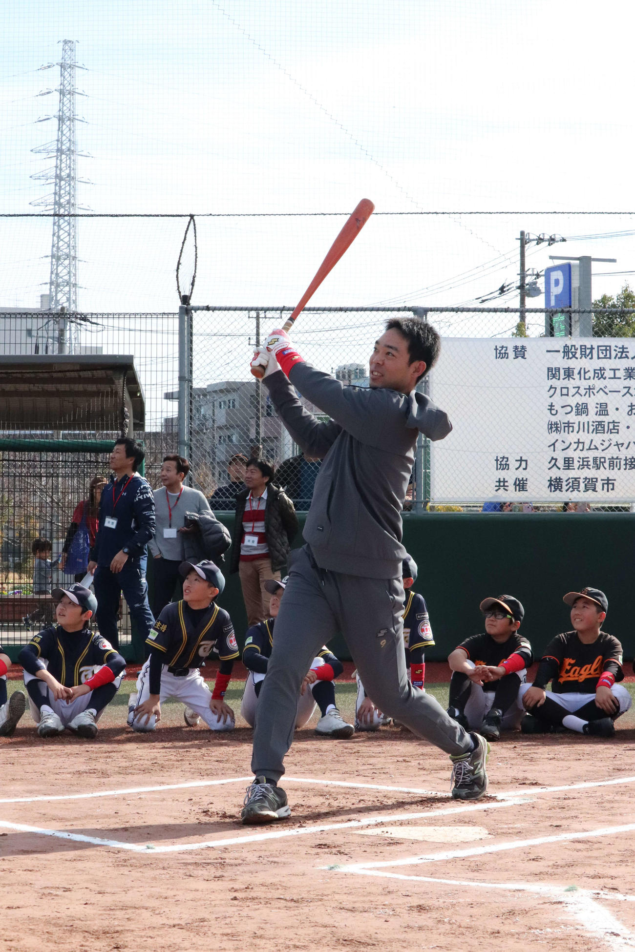 野球教室でロングティーを披露する広島秋山翔吾外野手（撮影・前原淳）＝202312月16日、令和佐原球場