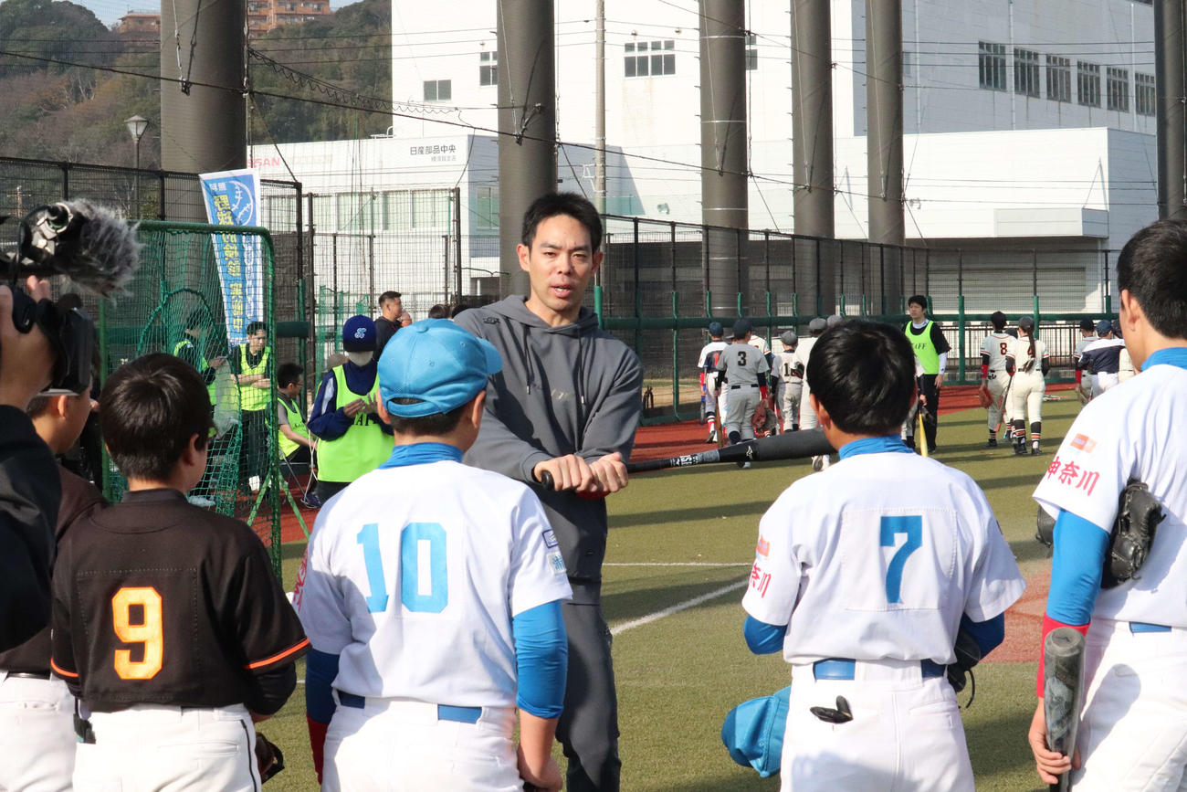 野球教室で身振り手振りで打撃指導する広島秋山翔吾外野手（撮影・前原淳）＝202312月16日、令和佐原球場