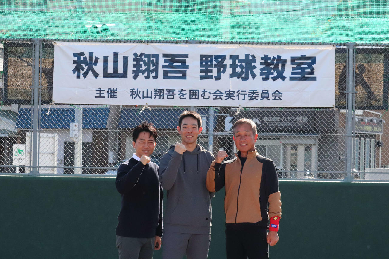 野球教室に参加した広島秋山翔吾外野手（中央）と小泉進次郎衆議院議員（左）と辻発彦氏（右）（撮影・前原淳）＝202312月16日、令和佐原球場