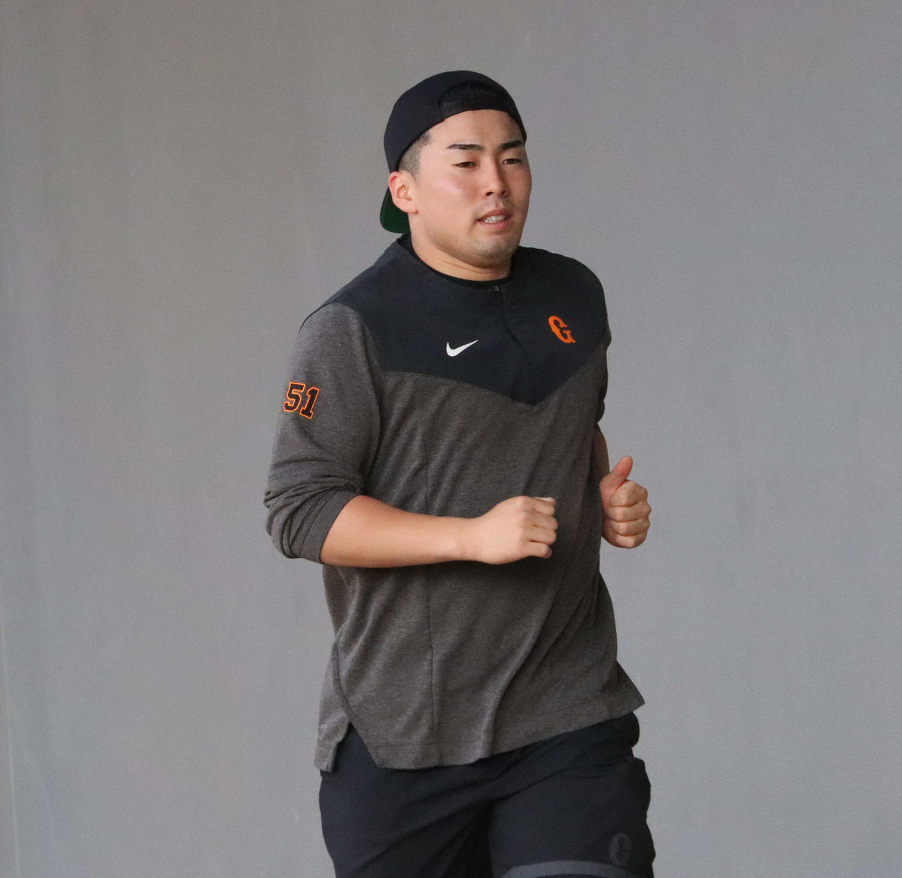 ジャイアンツ球場で自主トレする巨人浅野（撮影・小早川宗一郎）