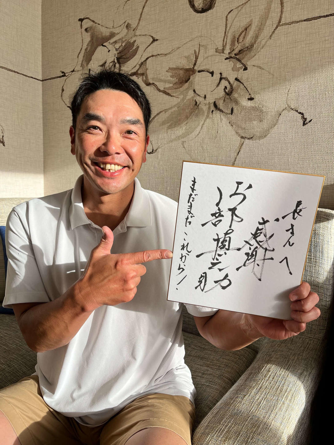 阿部監督は色紙に長野へのメッセージを記す