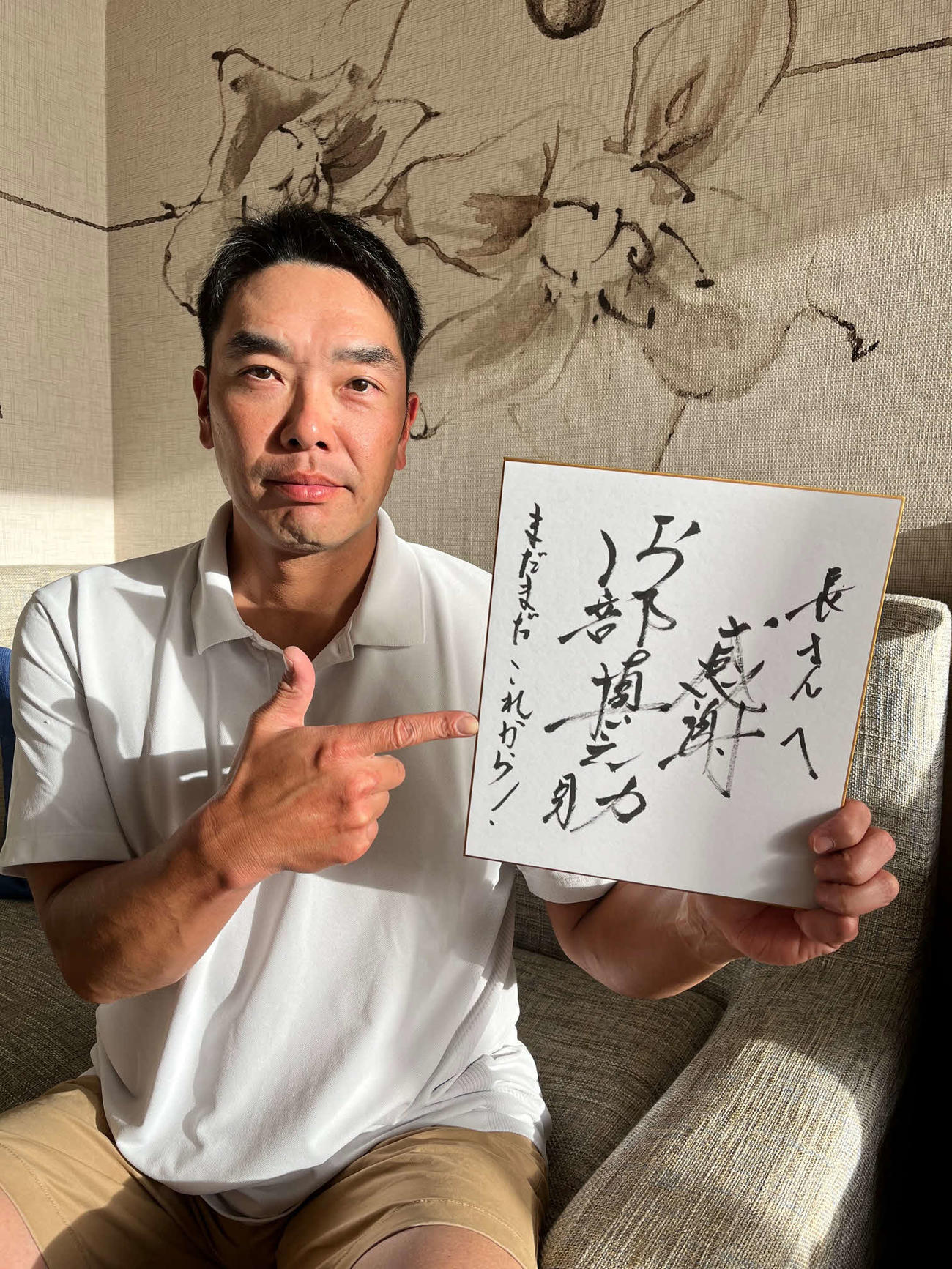 阿部監督は色紙に長野へのメッセージを記す