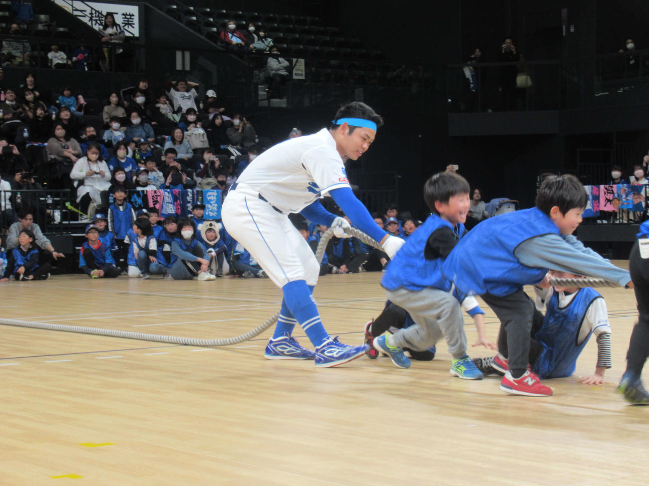 チャリティーイベントで子どもたちと綱引きに興じる中日根尾