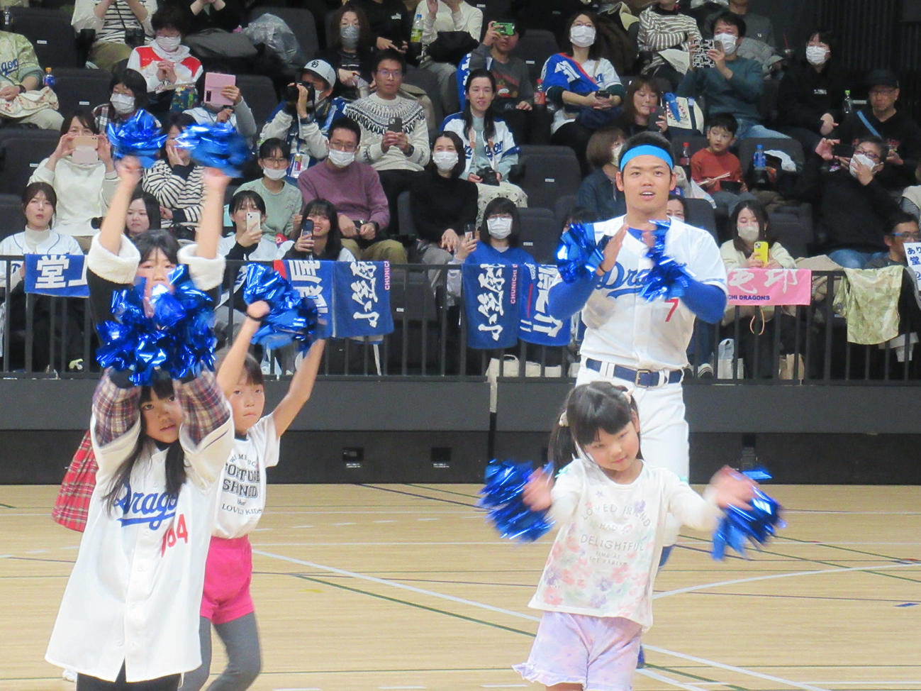 チャリティーイベントで子どもたちとダンスに興じる中日根尾