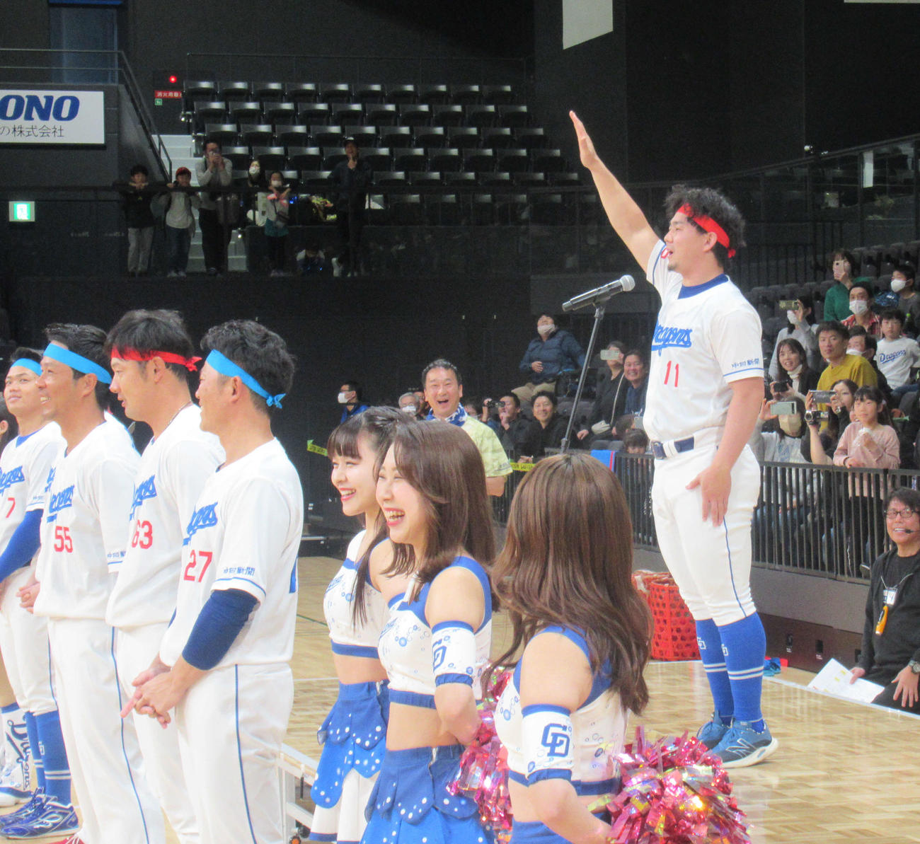 チャリティーイベントで選手宣誓をする中日小笠原（右）