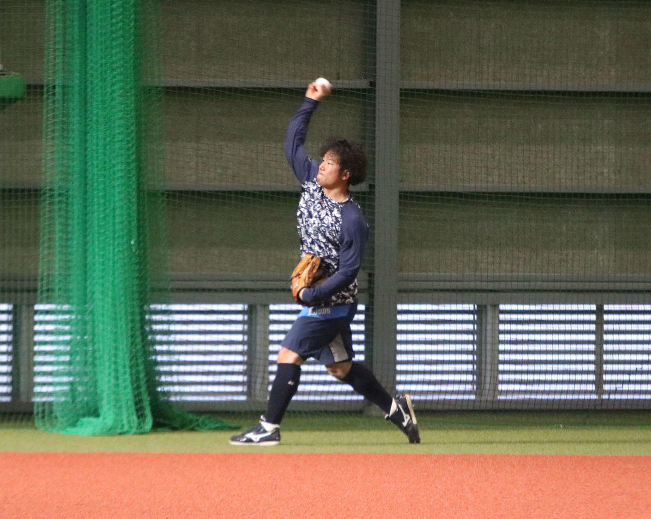 キャッチボールをする西武田村（撮影・山崎純一）