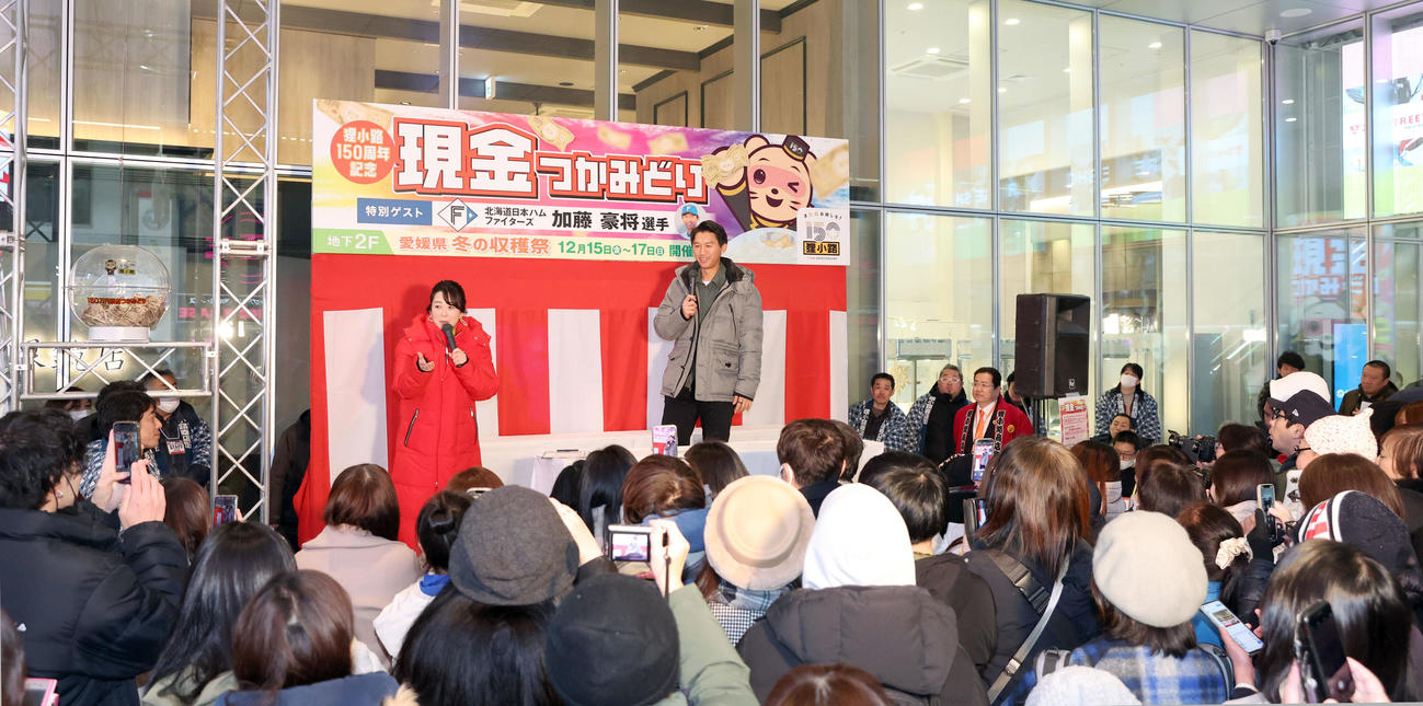 狸小路商店街で行われた「現金つかみ取り」に参加する日本ハム加藤豪（撮影・佐藤翔太）