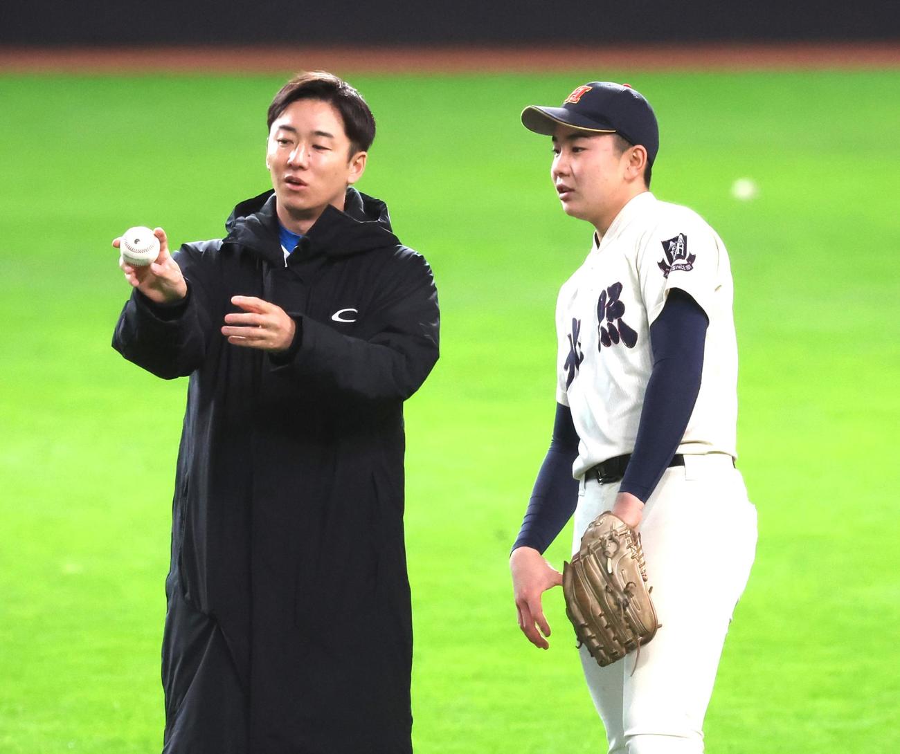 プロ野球現役選手によるシンポジウム「夢の向こうに」で高校球児を指導する元日本ハムの斎藤コーディネーター（撮影・黒川智章）