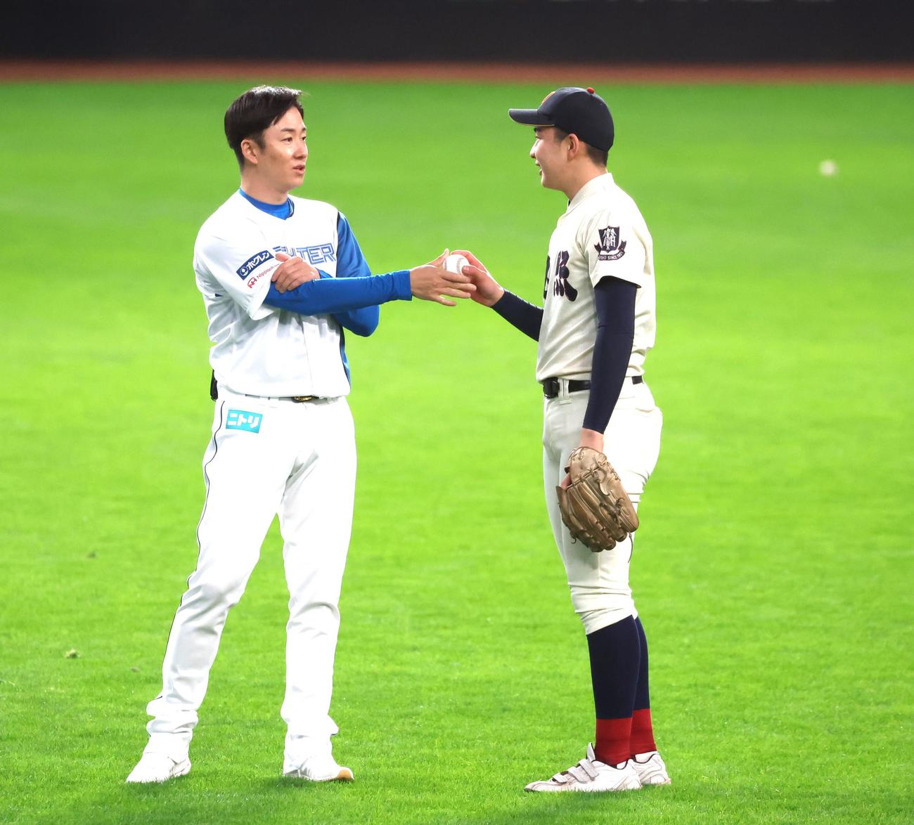 プロ野球現役選手によるシンポジウム「夢の向こうに」で高校球児を指導する元日本ハムの斎藤コーディネーター（撮影・黒川智章）