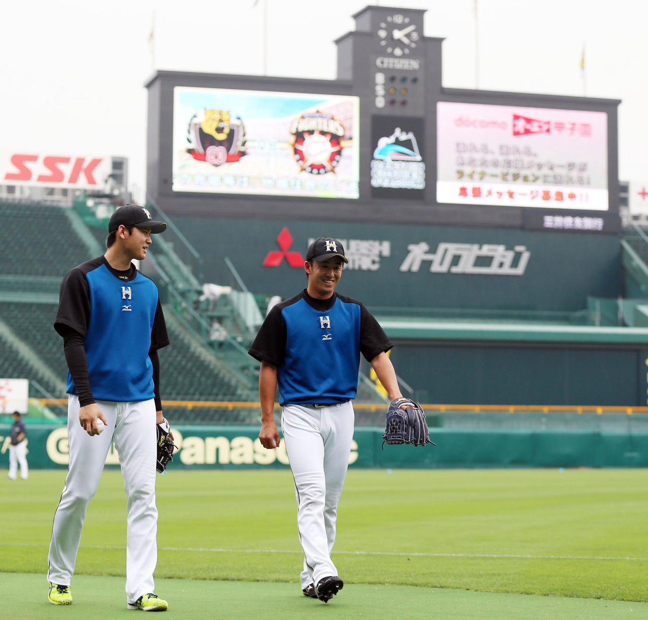 2015年6月、大谷（左）と談笑する斎藤