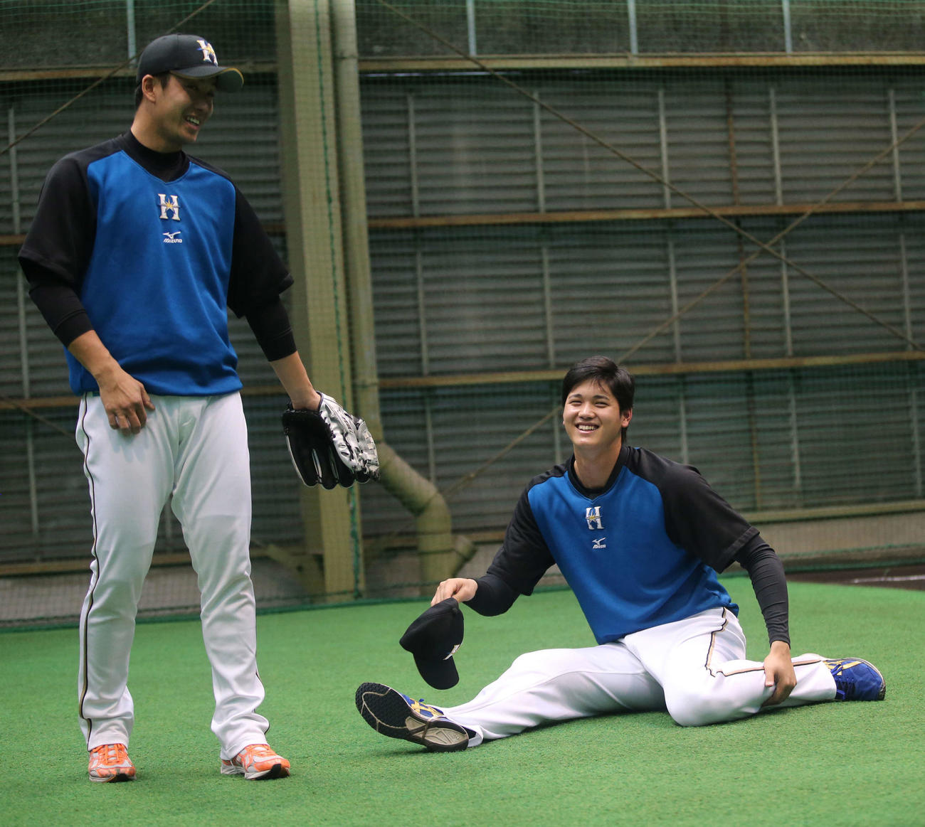 2015年6月、笑顔で練習に臨む日本ハム斎藤（左）と大谷