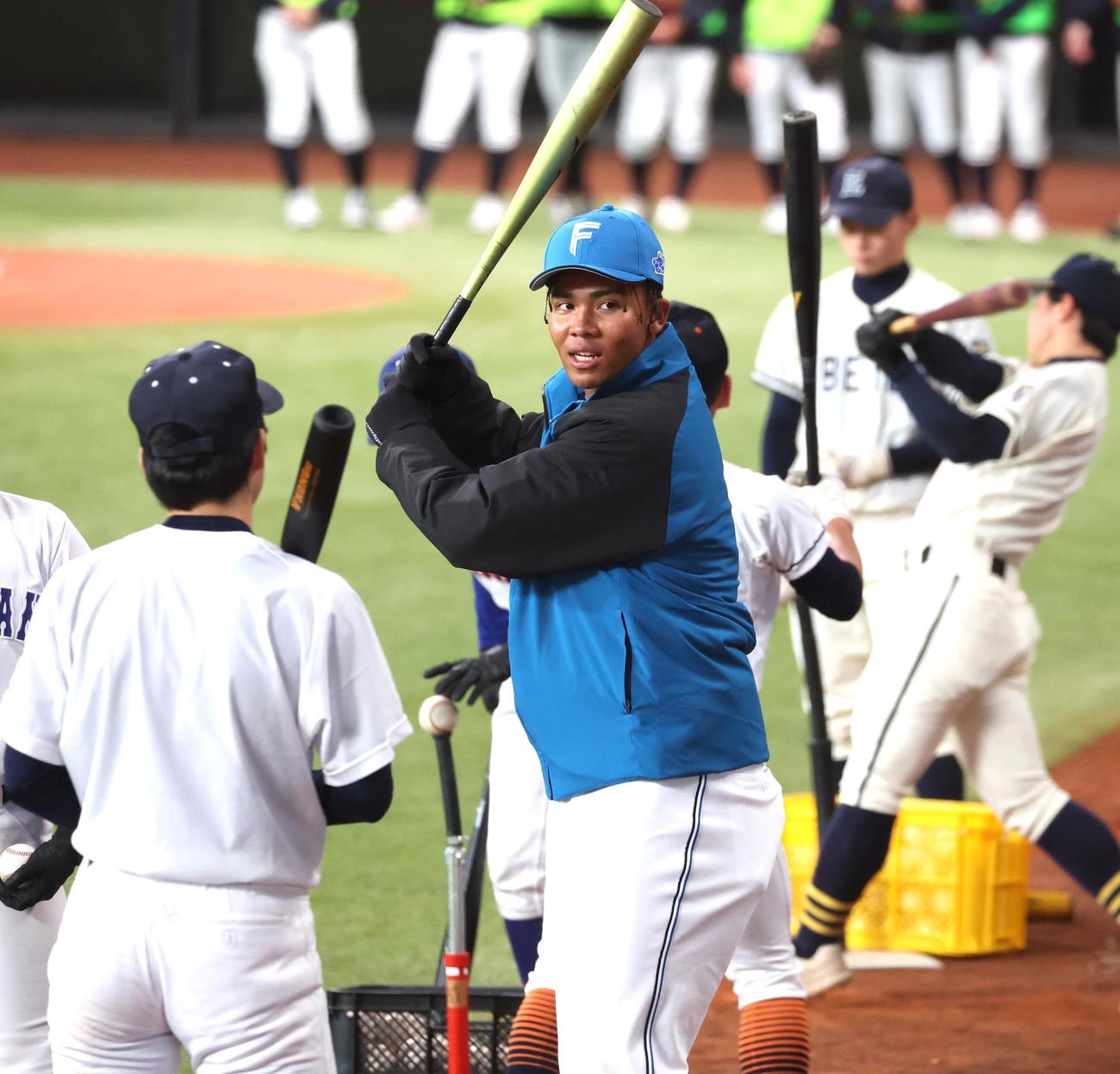 プロ野球現役選手によるシンポジウム「夢の向こうに」で高校球児に打撃指導する日本ハム水谷（撮影・黒川智章）