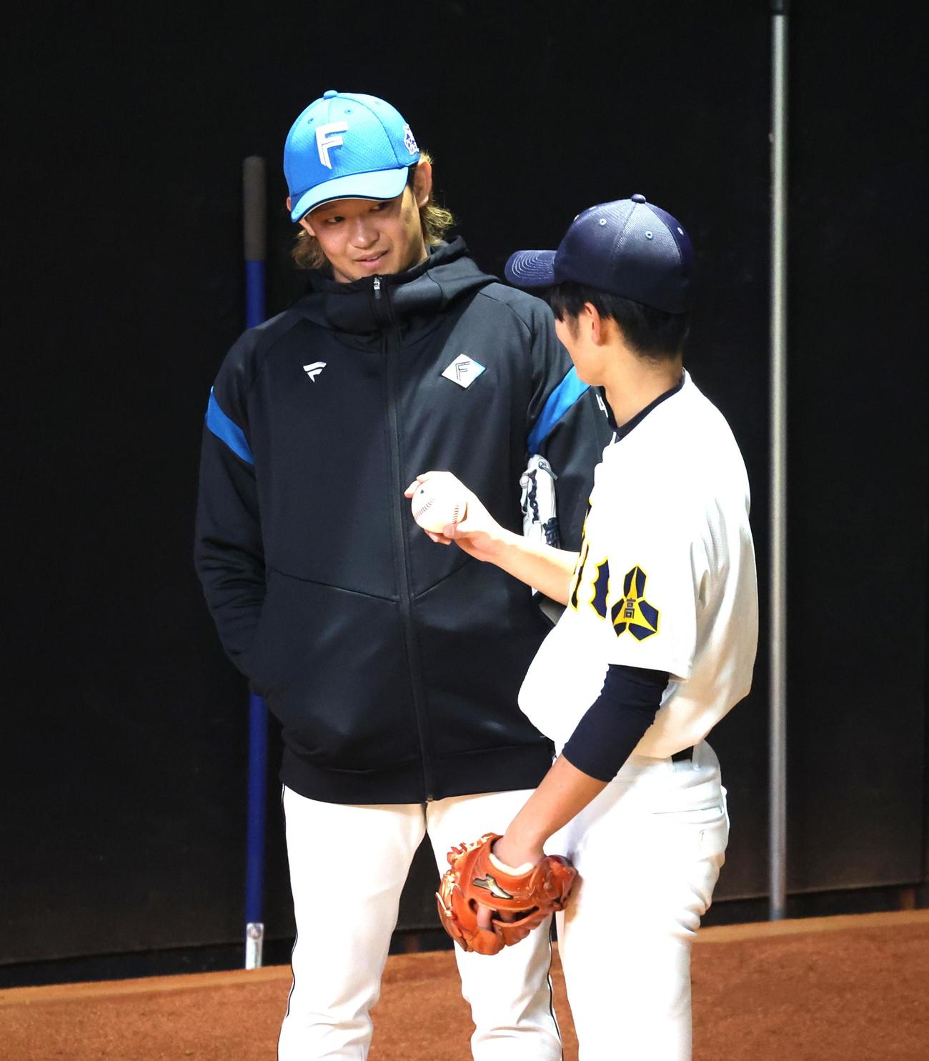プロ野球現役選手によるシンポジウム「夢の向こうに」で高校球児を指導する日本ハム鈴木（撮影・黒川智章）