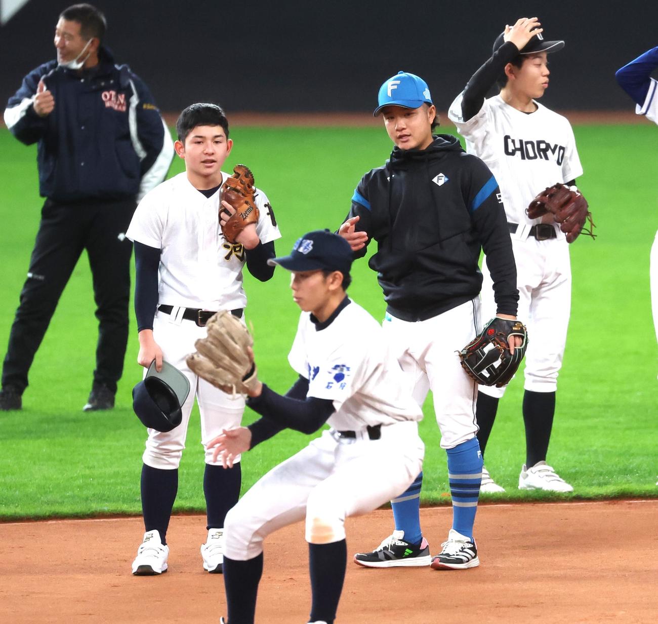 プロ野球現役選手によるシンポジウム「夢の向こうに」で高校球児を指導する日本ハム奈良間（撮影・黒川智章）