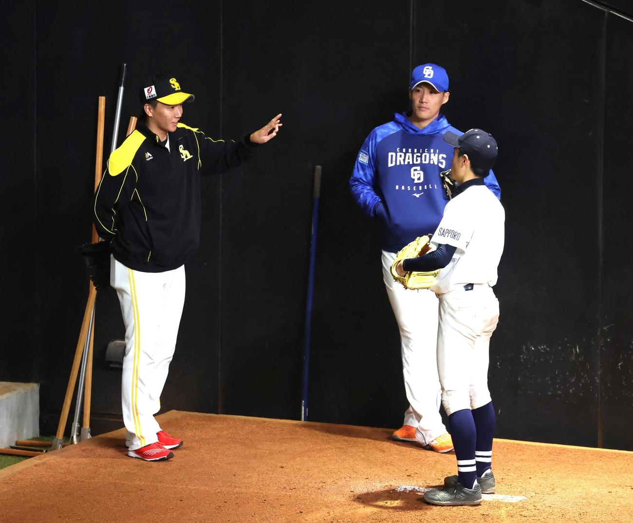 プロ野球現役選手によるシンポジウム「夢の向こうに」で高校球児を指導するソフトバンク木村大（左）と中日斎藤（撮影・黒川智章）
