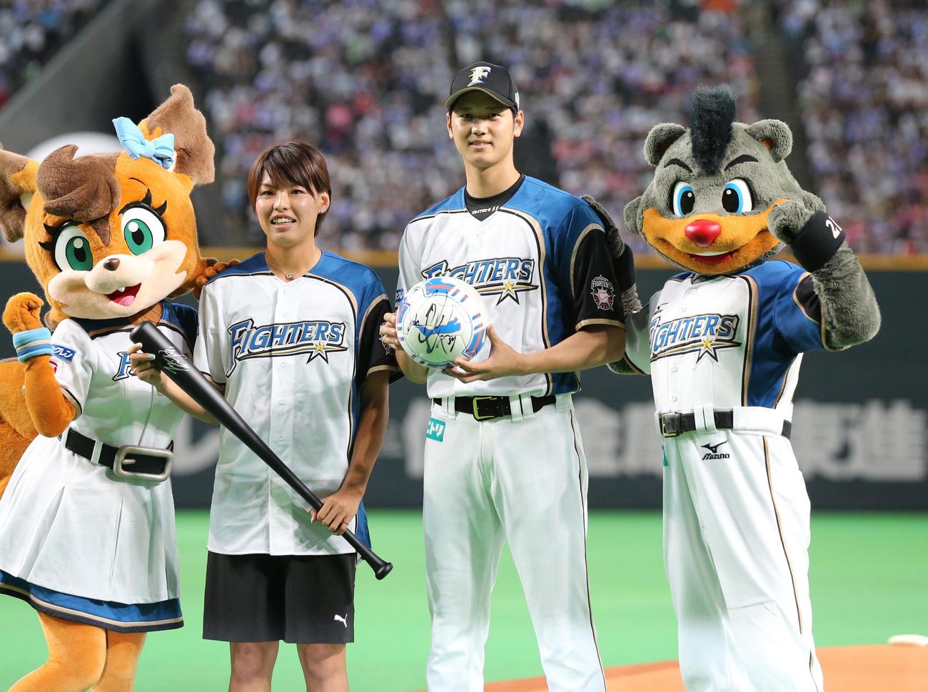 2015年7月、ファーストピッチセレモニーに登場したなでしこジャパンの熊谷（左）は大谷と記念撮影