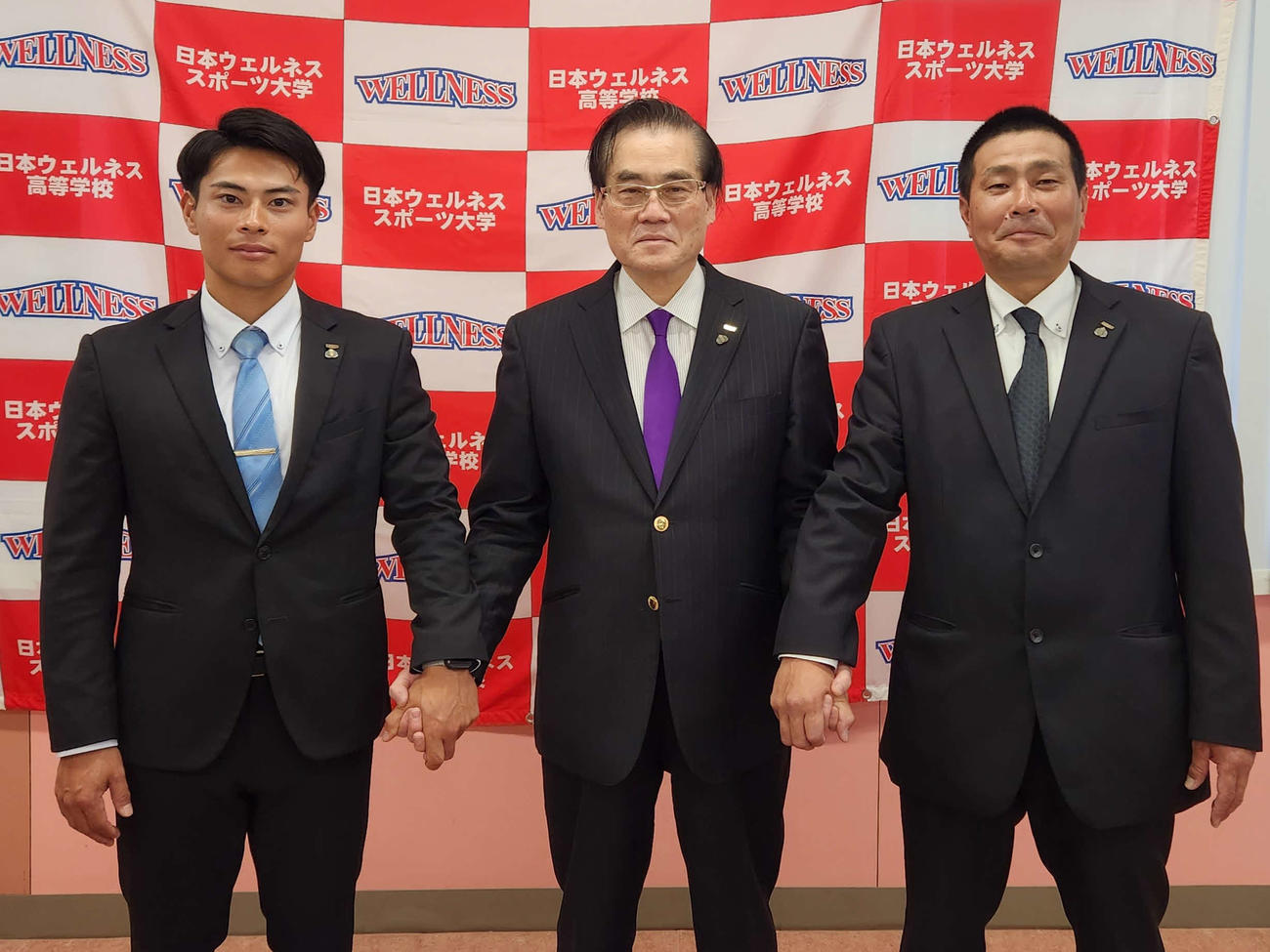 東京キャンパス野球部・茨城キャンパス野球部、大学連盟加盟を、会見で発表し、手を取り合い今後の活躍を誓う（左から）茨城キャンパス野球部・佐藤樹監督、柴岡三千夫理事長、東京キャンパス野球部・今井康輔監督（撮影・保坂淑子）