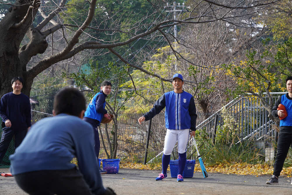児童養護施設「聖母愛児園」を訪問したDeNA桑原（球団提供）
