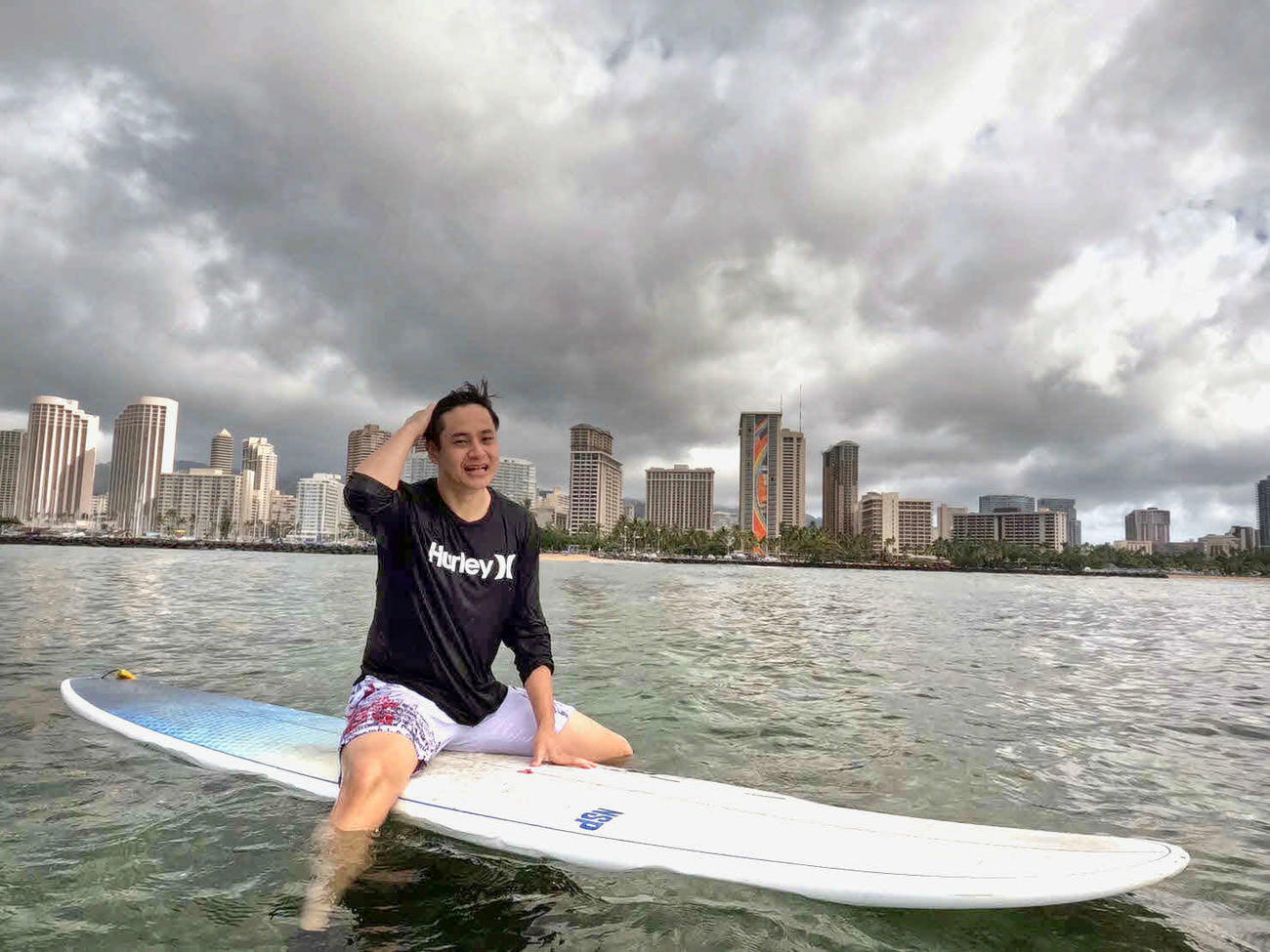 ハワイの海でサーフィンを楽しむ大竹（本人提供）