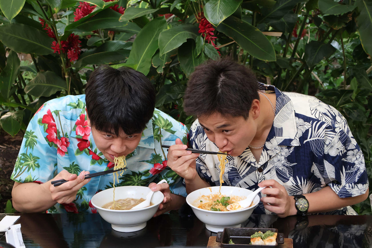 ハワイでラーメンを食べる大竹（左）と才木（撮影・古財稜明）