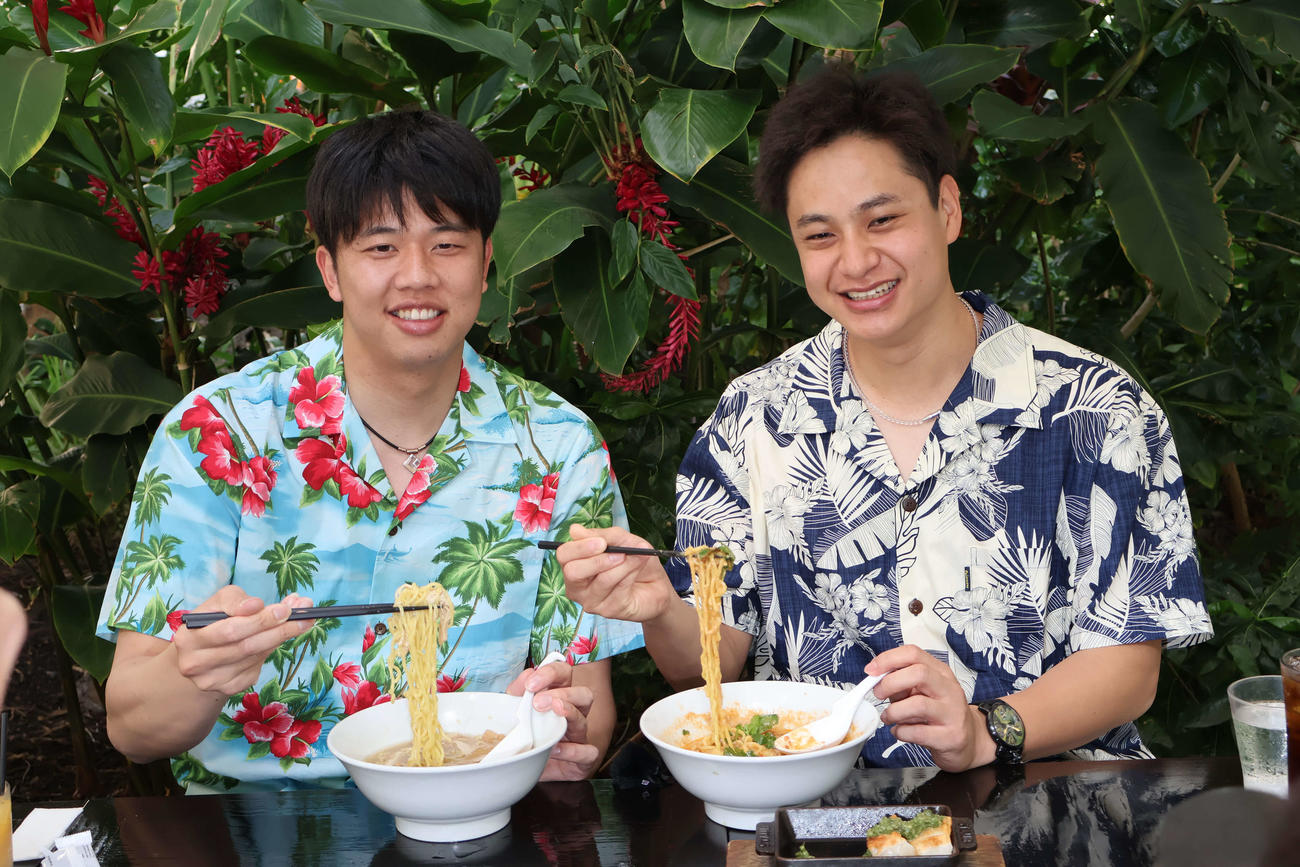 ハワイのラーメン店で笑顔をみせる大竹（右）と才木（撮影・古財稜明）