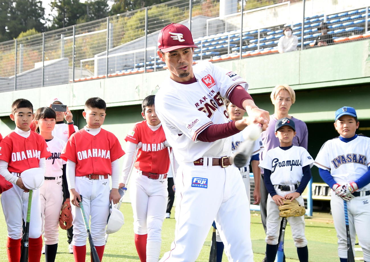 野球教室で子どもたちに打撃指導する楽天今江監督（撮影・山田愛斗）