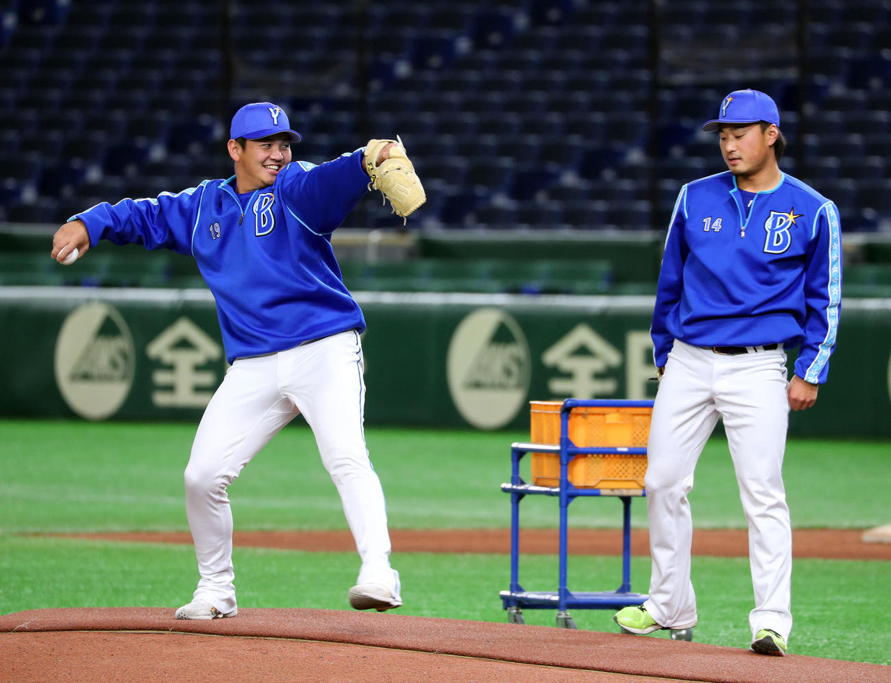 マウンドを確かめるDeNA山崎（左）と石田（2020年3月22日撮影）