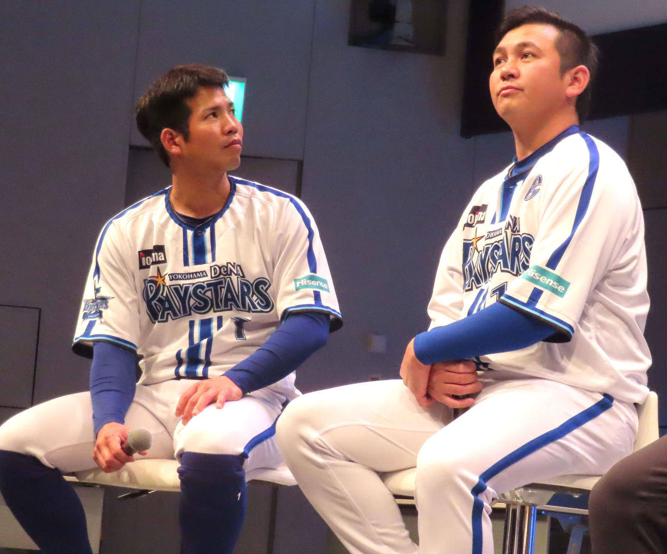 横浜DeNAベイスターズ＆横浜F・マリノススペシャルトークショーに参加したDeNA桑原（左）と山崎（撮影・黒須亮）