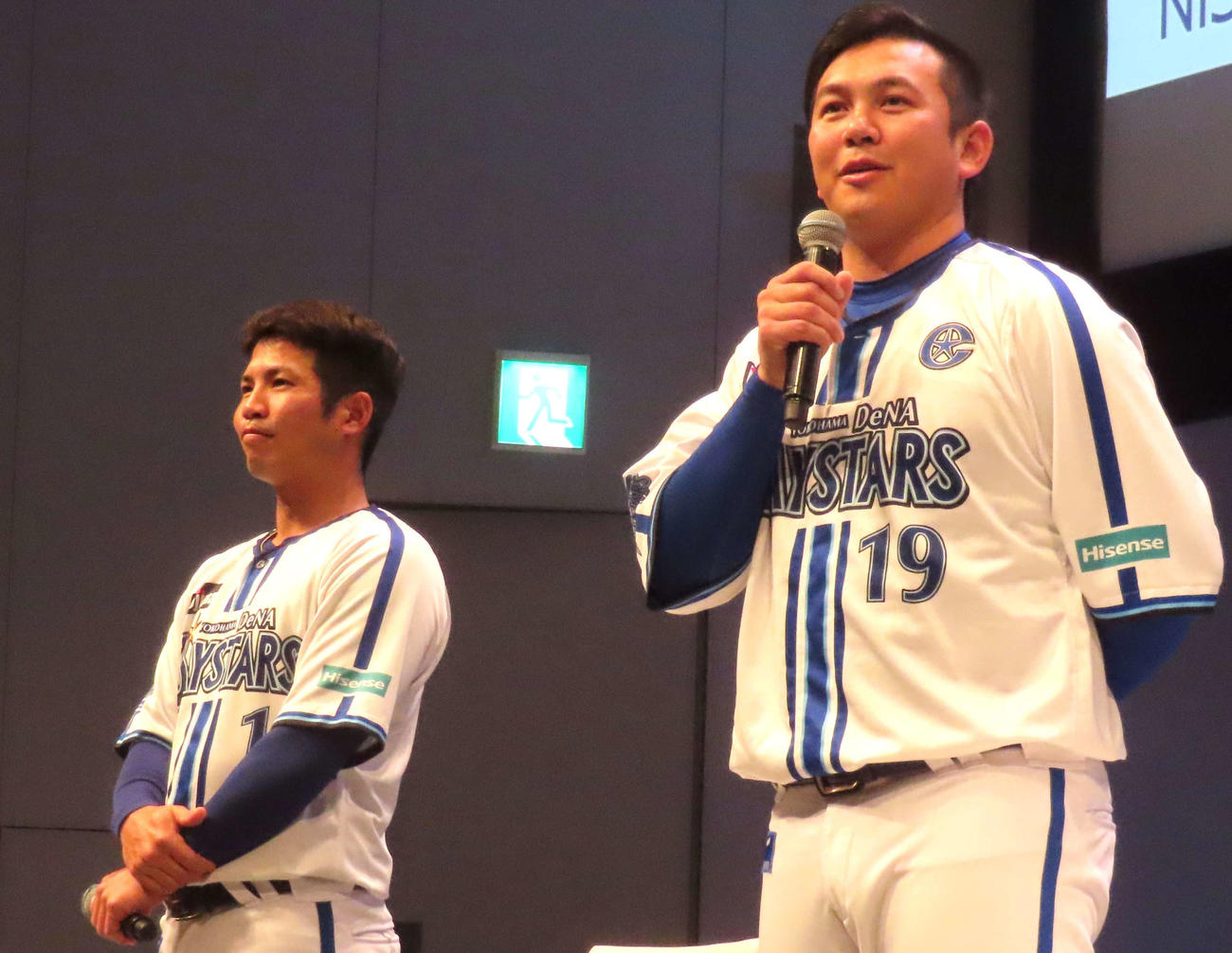 横浜DeNAベイスターズ＆横浜F・マリノススペシャルトークショーに参加したDeNA桑原（左）と山崎（撮影・黒須亮）