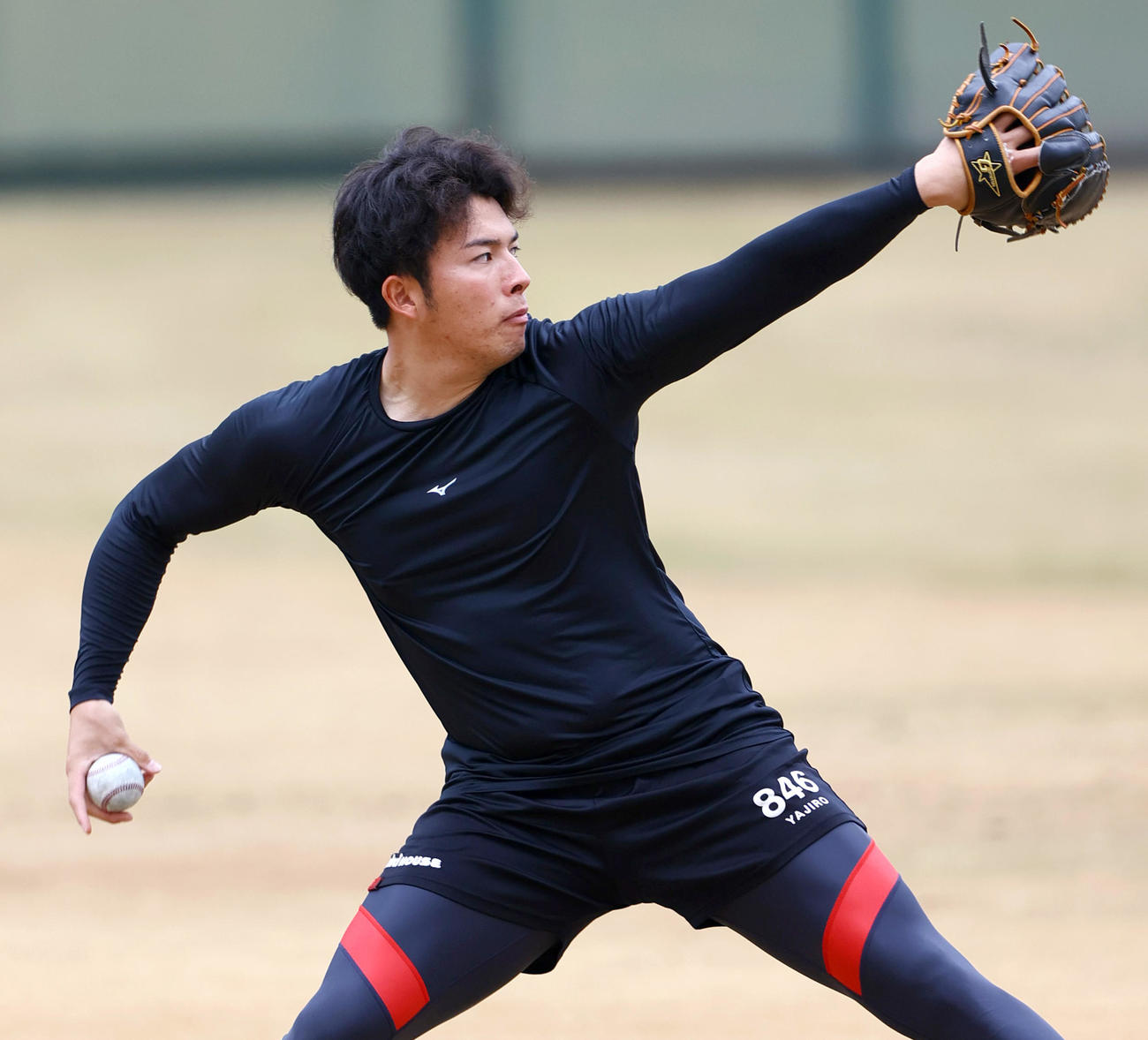 鳴尾浜球場で自主トレする阪神椎葉（撮影・上山淳一）