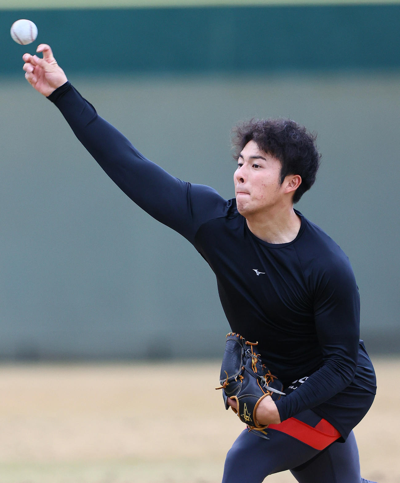 鳴尾浜球場で自主トレする阪神椎葉（撮影・上山淳一）