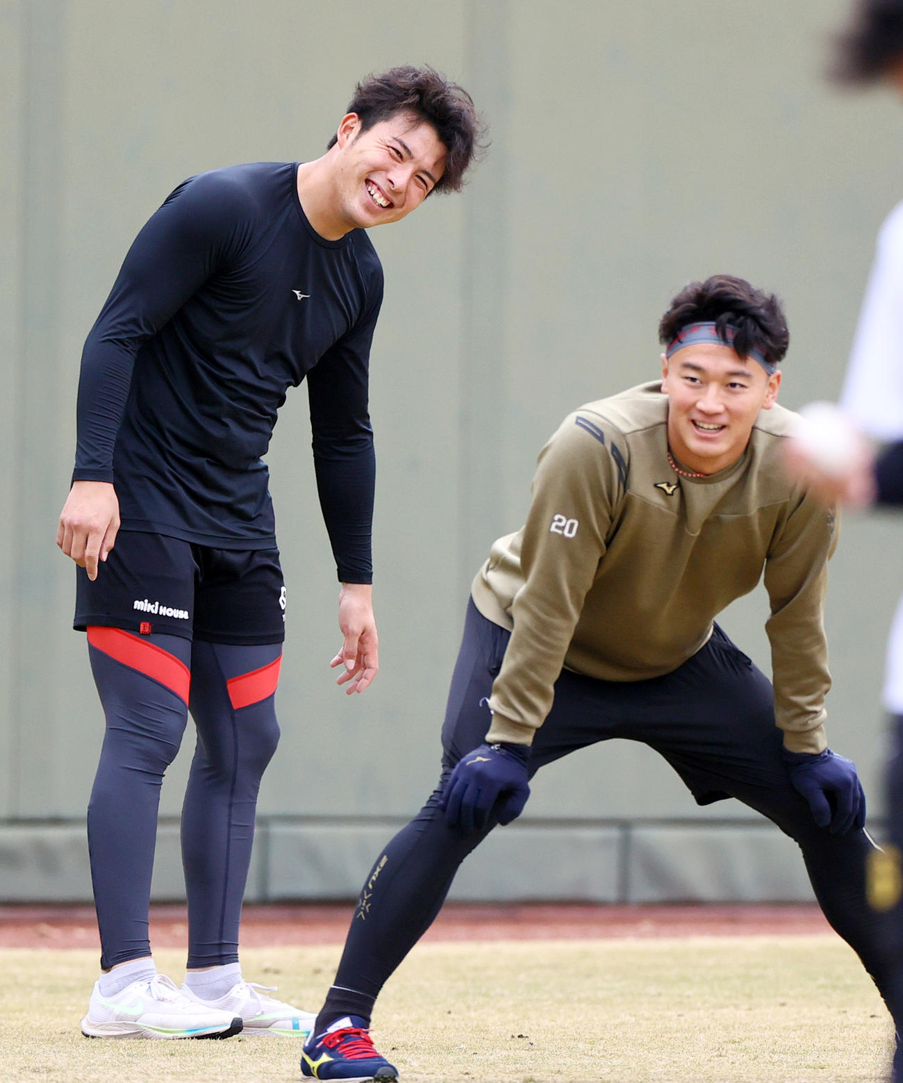 鳴尾浜球場で自主トレする阪神椎葉（左）は阪神森木と笑顔で話す（撮影・上山淳一）