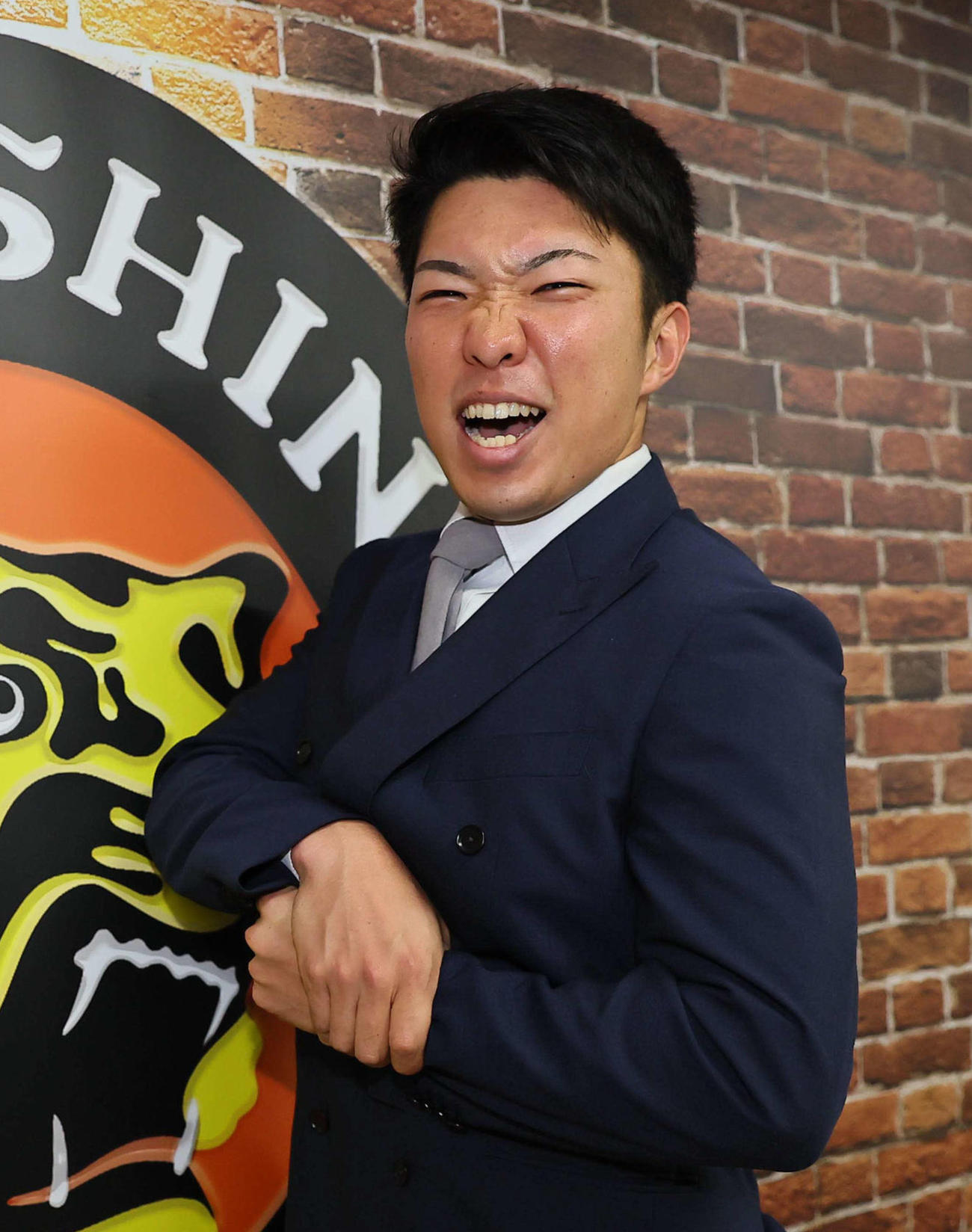 石井は気合の表情でマッスルポーズ（12月5日撮影）