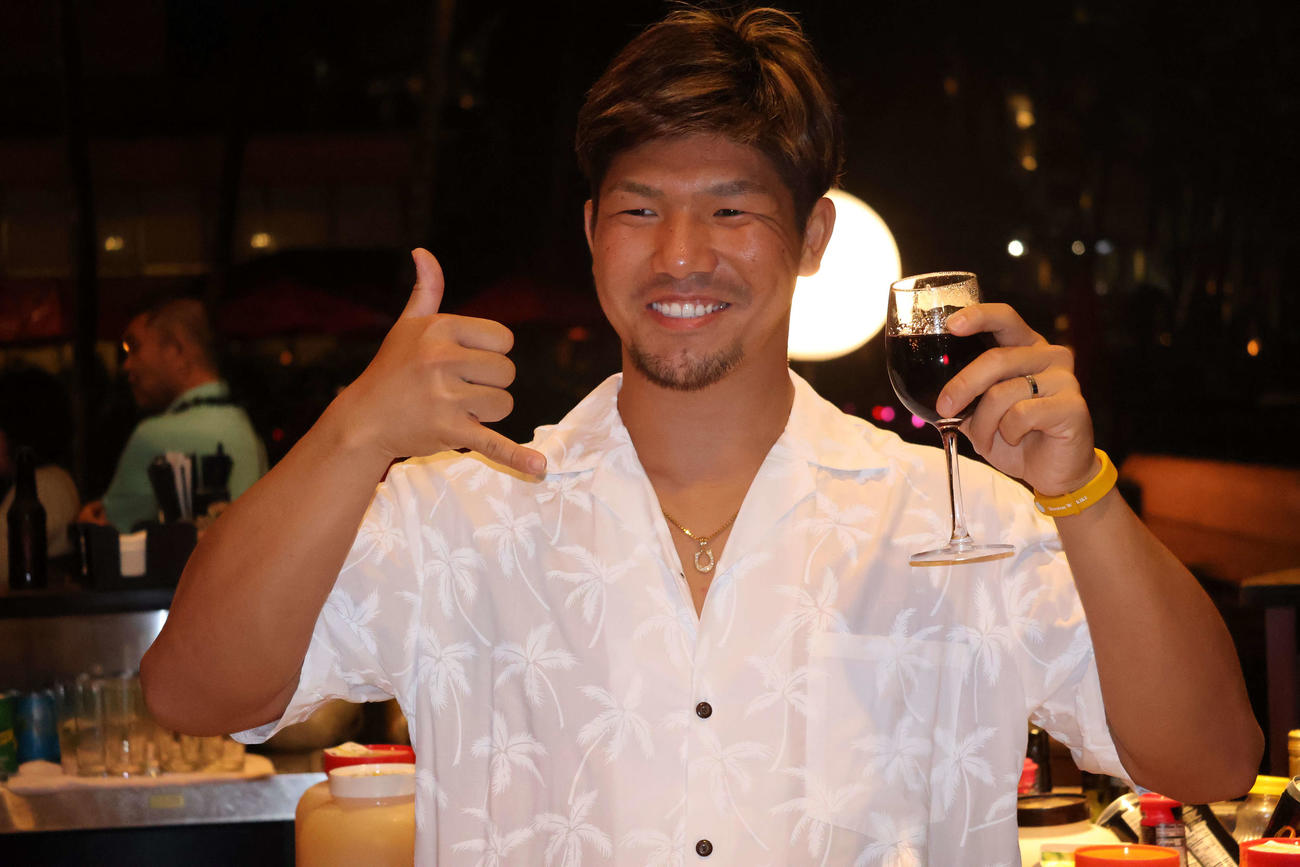 ワインを片手に右手でアロハポーズを決めるオリックス頓宮（撮影・古財稜明）