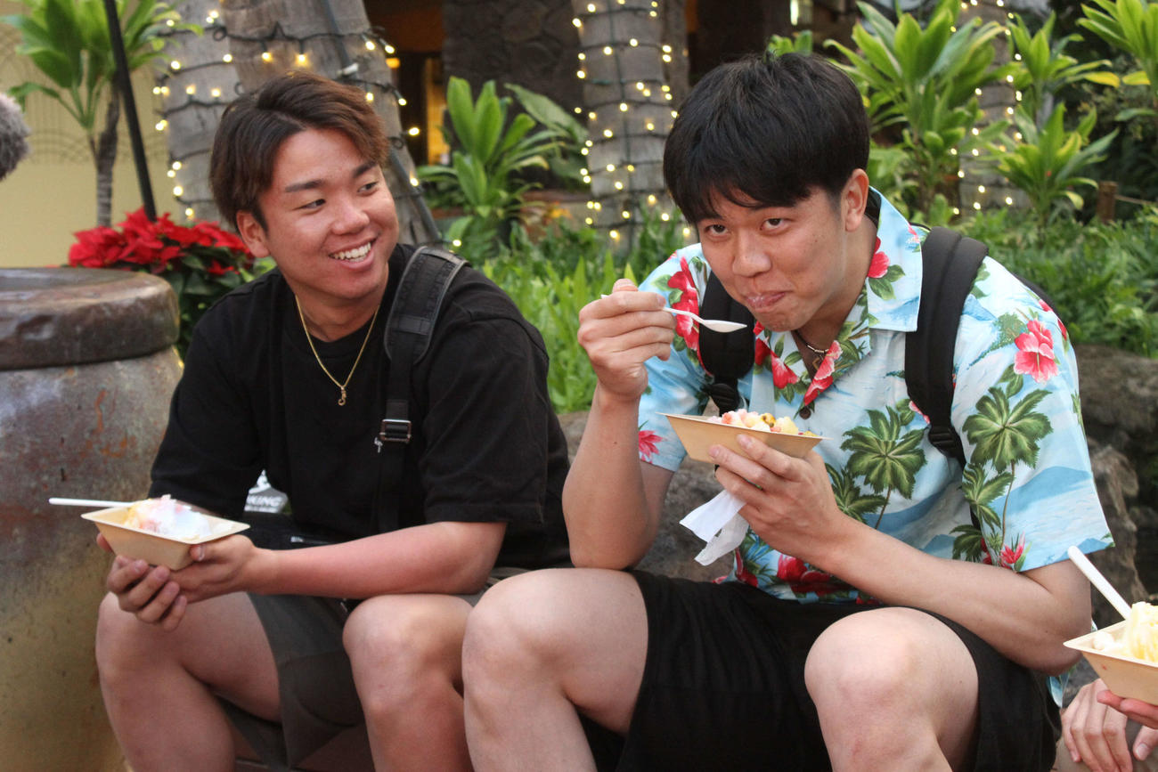 ハワイのショッピングモールでかき氷を食べる村上（左）と才木