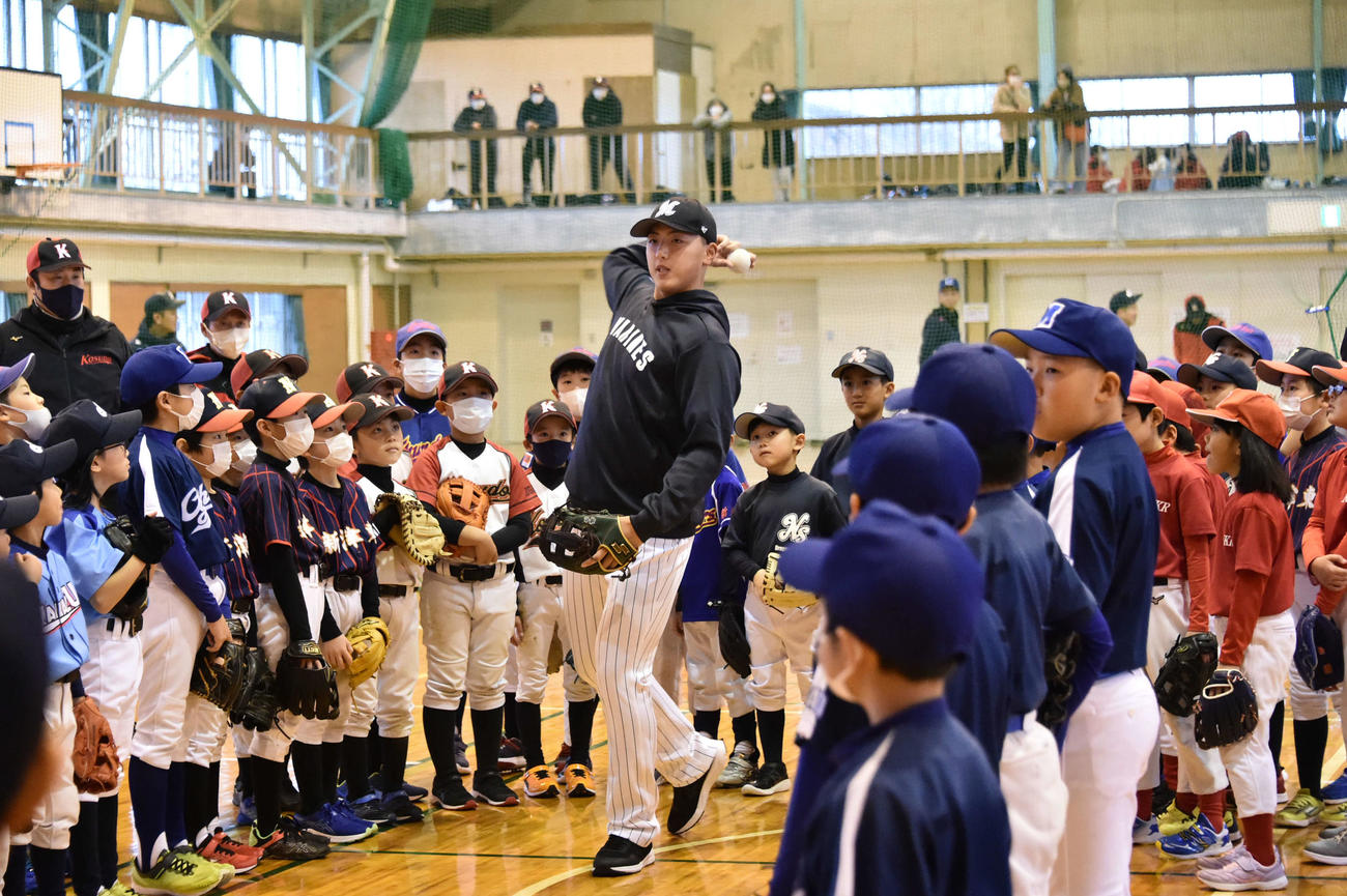 子どもたちの前でキャッチボールを実演するロッテ田中